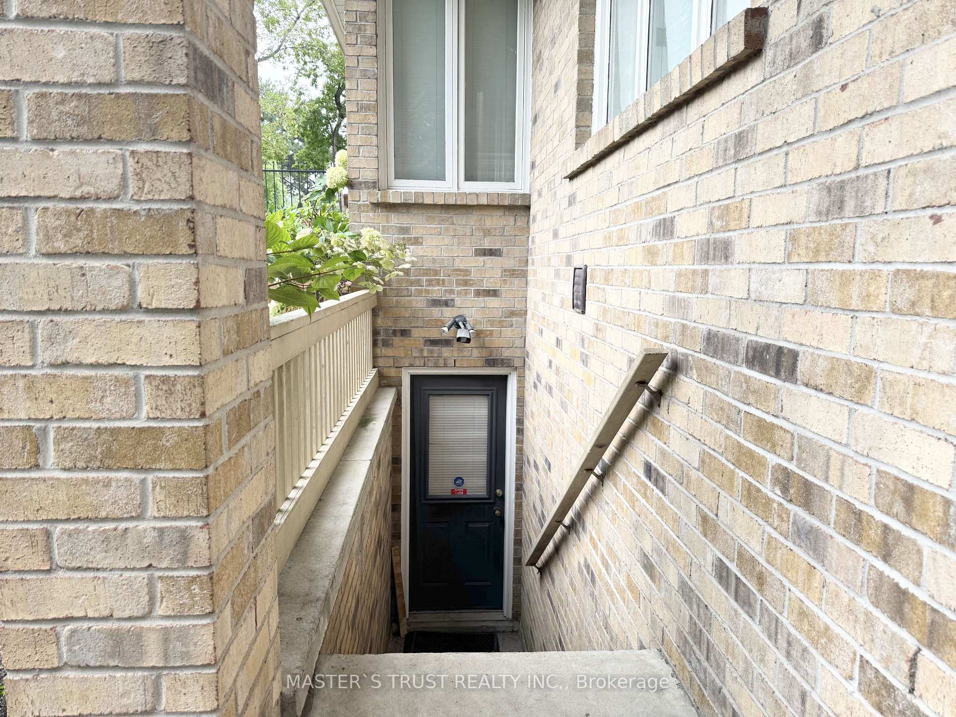 Photo 2 of 6 Cadmus Road, North York, Newtonbrook East — HOMEH