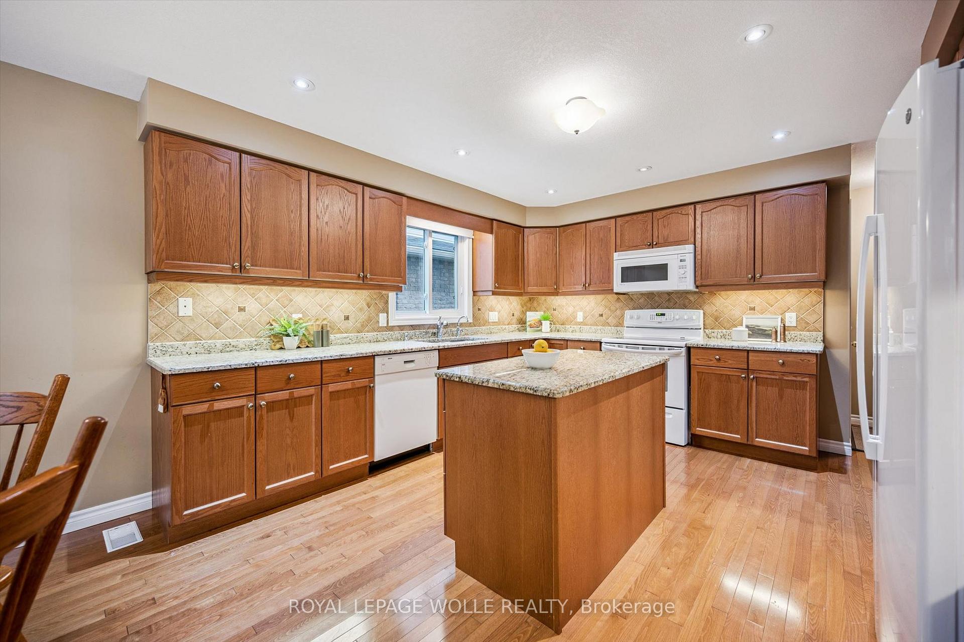 Photo 14 of 326 Tealby Crescent, Waterloo, Colonial Acres — HOMEH