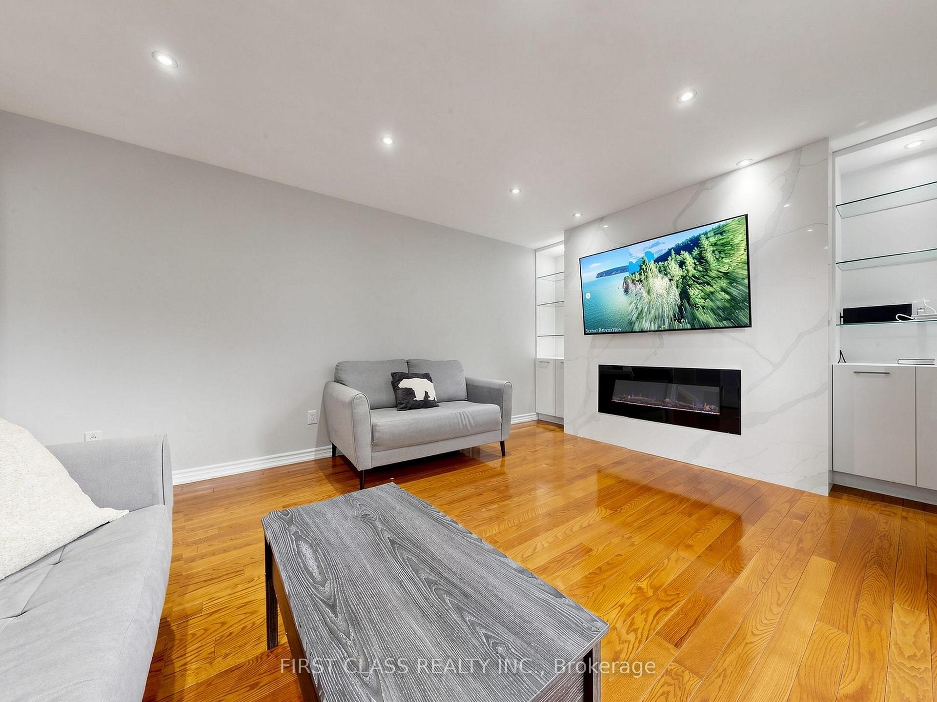 Photo 4 of 967 White Clover Way, Mississauga, East Credit — HOMEH