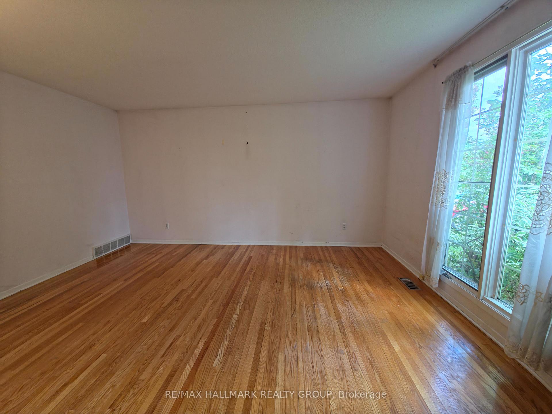 Photo 5 of 3288 Clearwater Crescent, Ottawa, South Keys — HOMEH
