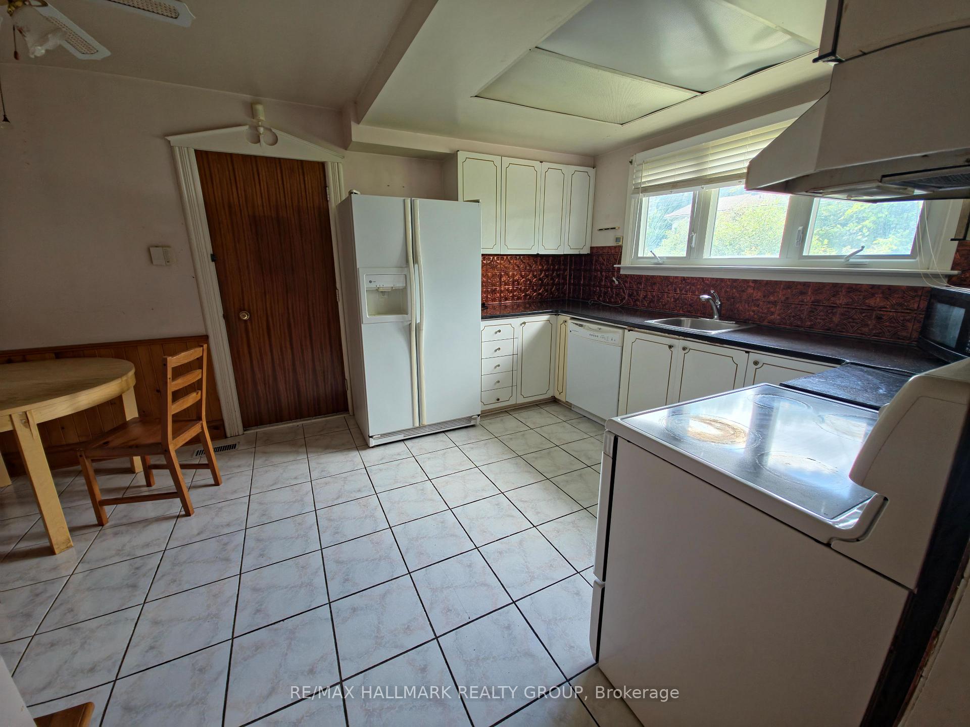 Photo 8 of 3288 Clearwater Crescent, Ottawa, South Keys — HOMEH