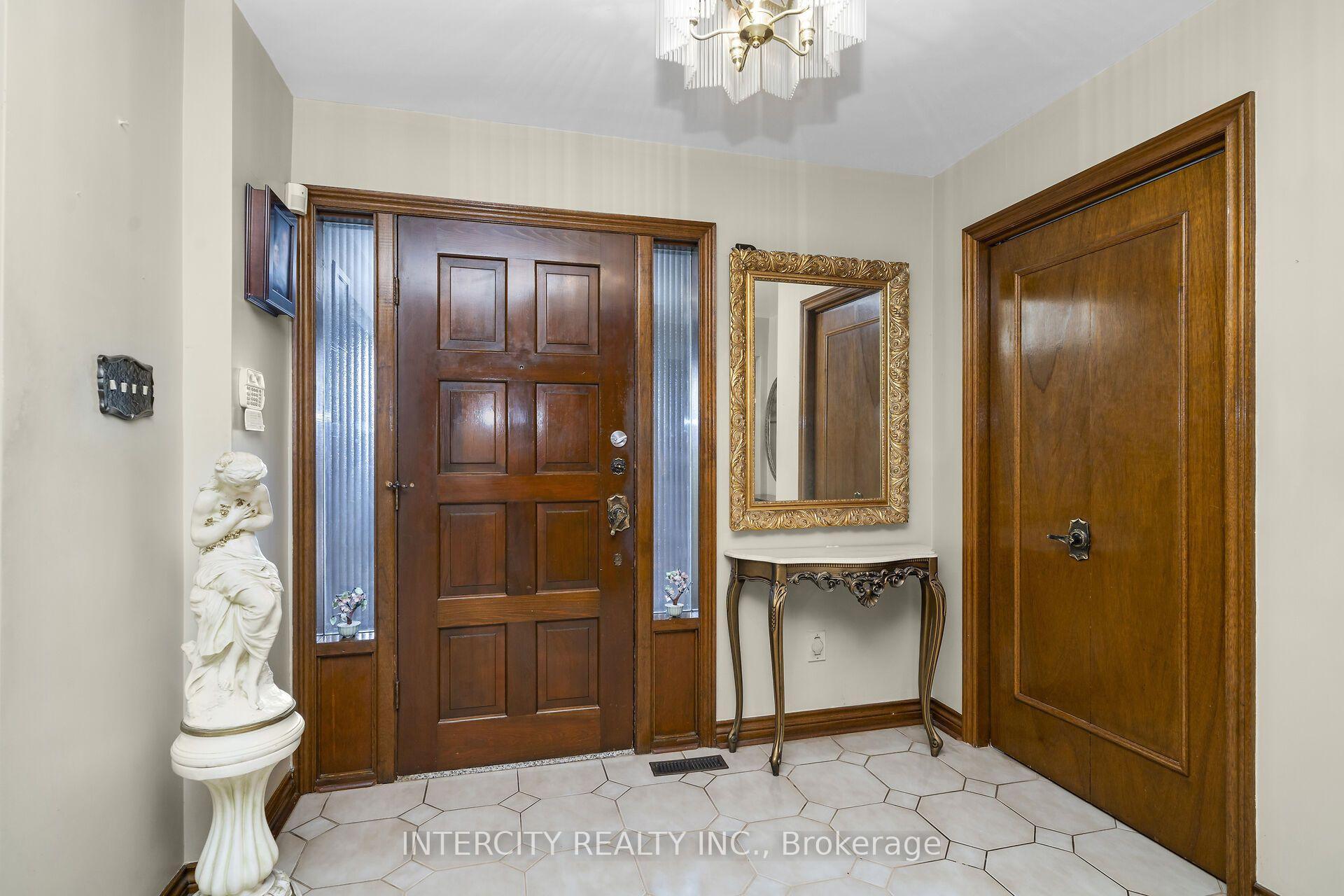 Photo 4 of 72 Chiswick Avenue, North York, Brookhaven-Amesbury — HOMEH