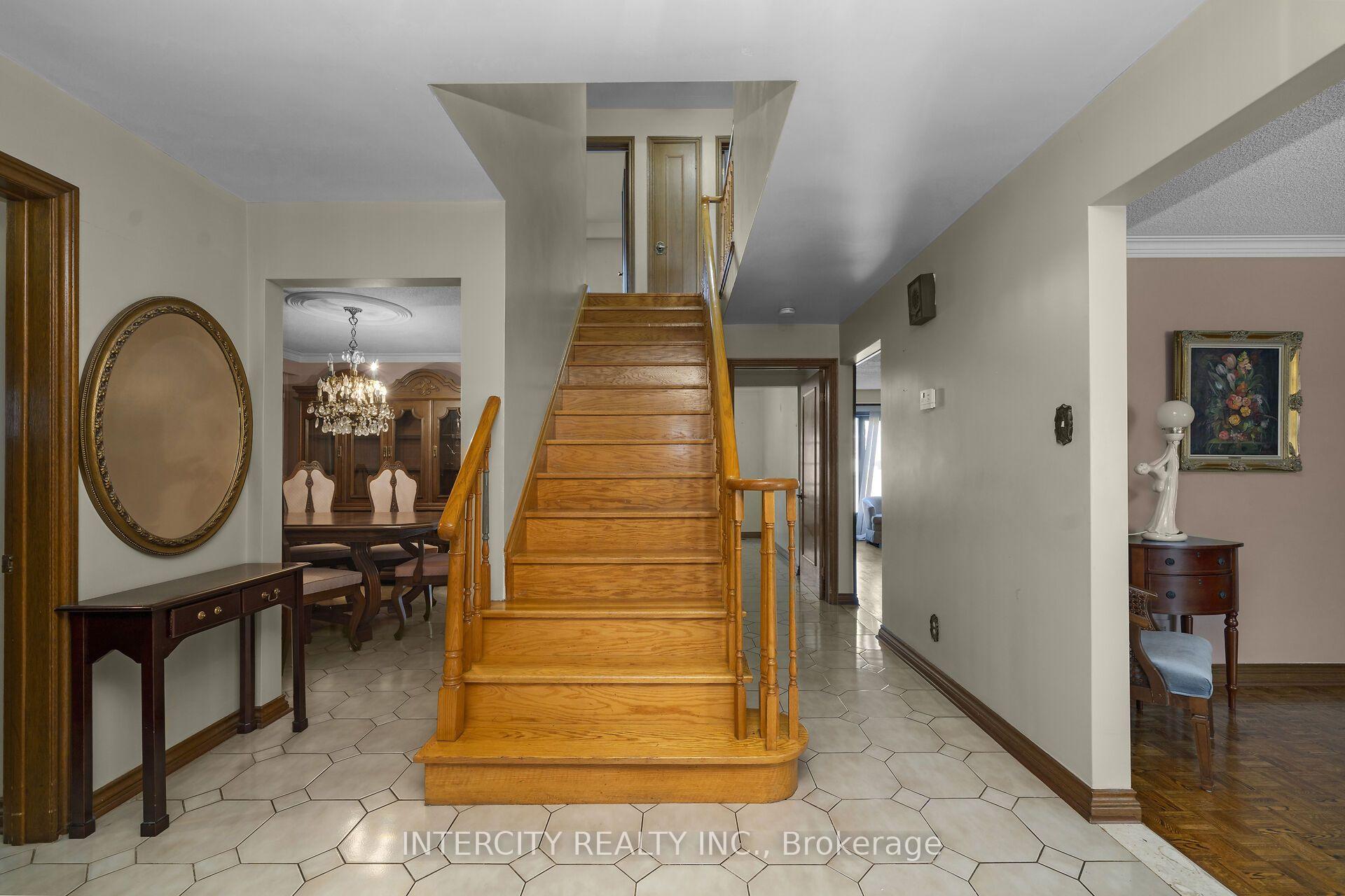 Photo 5 of 72 Chiswick Avenue, North York, Brookhaven-Amesbury — HOMEH