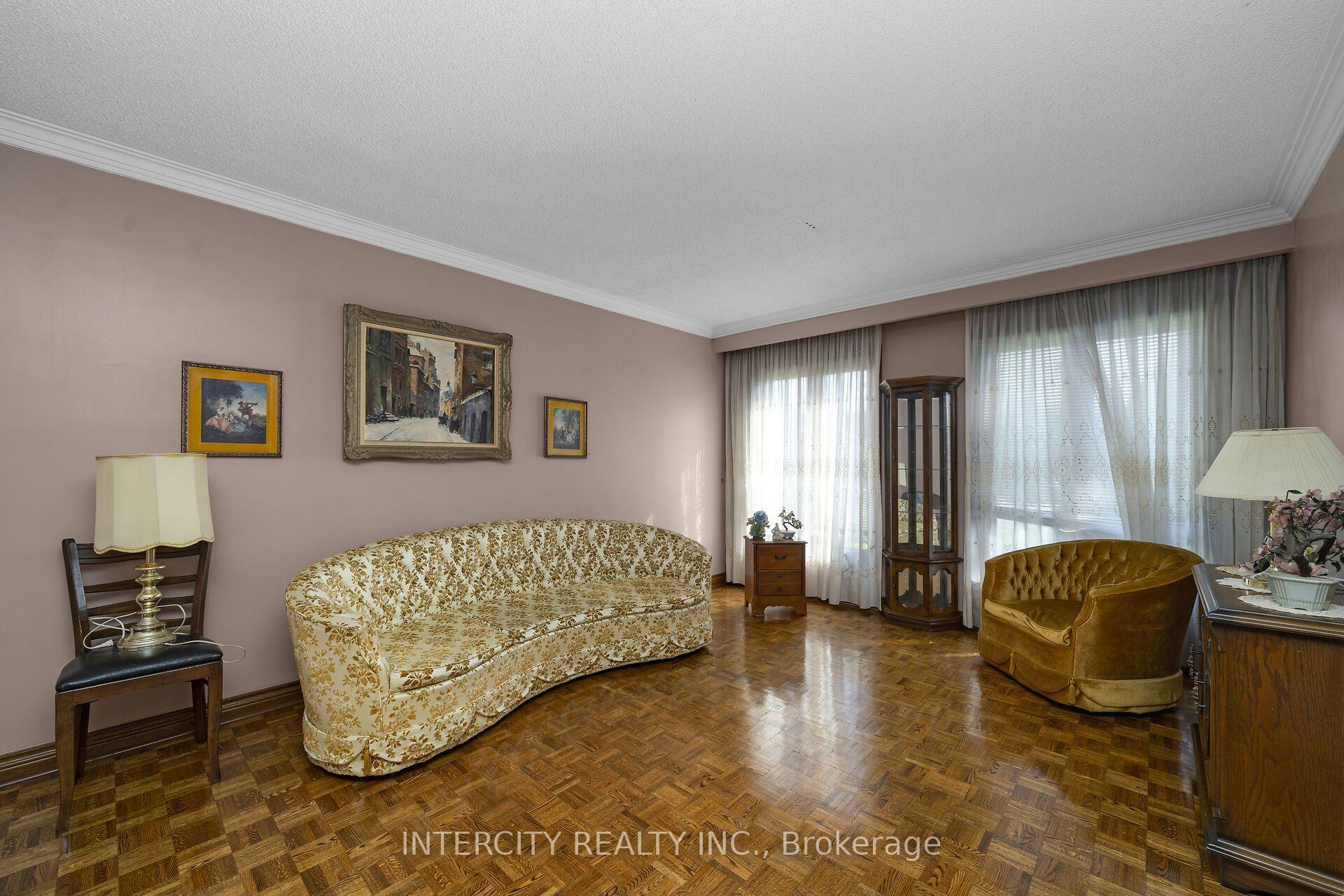 Photo 6 of 72 Chiswick Avenue, North York, Brookhaven-Amesbury — HOMEH