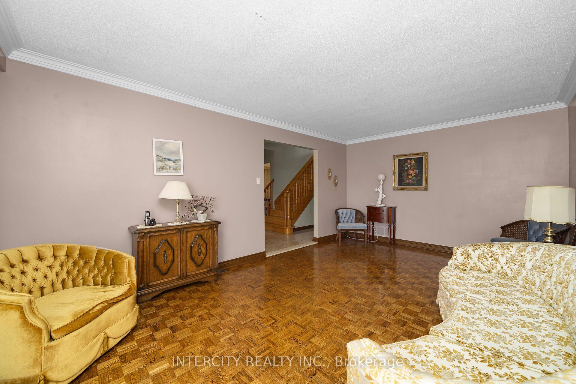 Photo 7 of 72 Chiswick Avenue, North York, Brookhaven-Amesbury — HOMEH