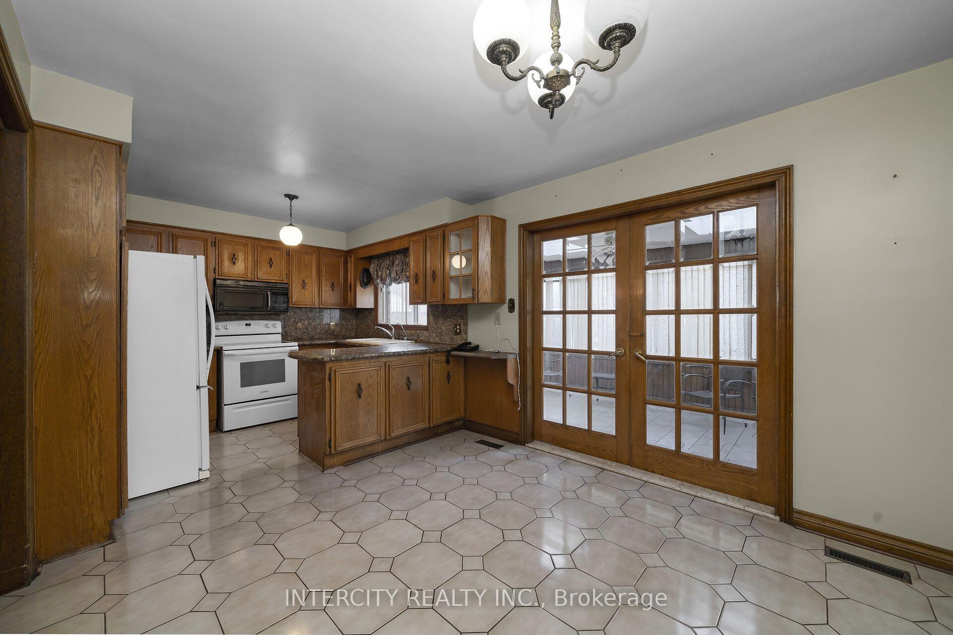 Photo 8 of 72 Chiswick Avenue, North York, Brookhaven-Amesbury — HOMEH