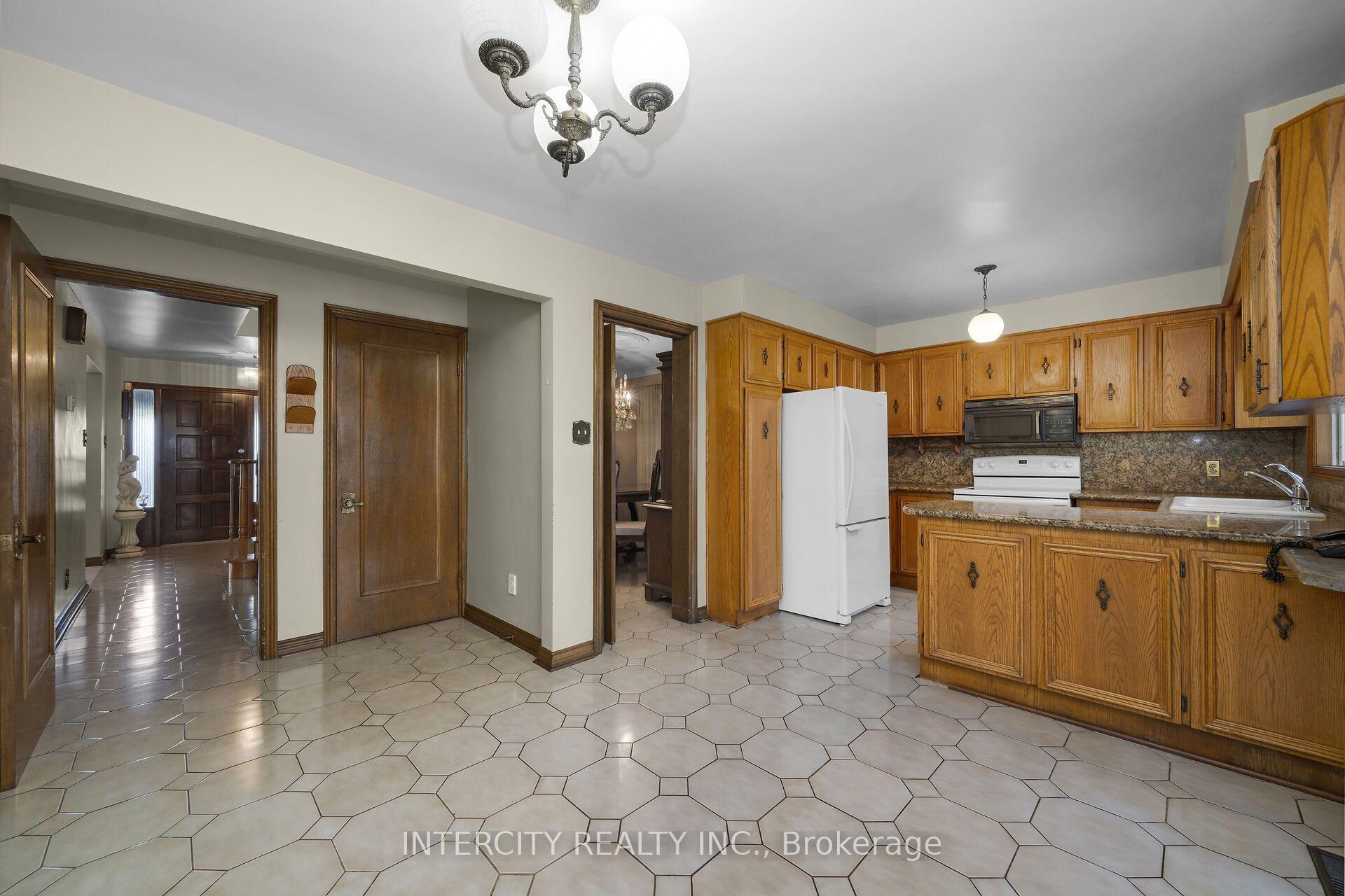 Photo 9 of 72 Chiswick Avenue, North York, Brookhaven-Amesbury — HOMEH