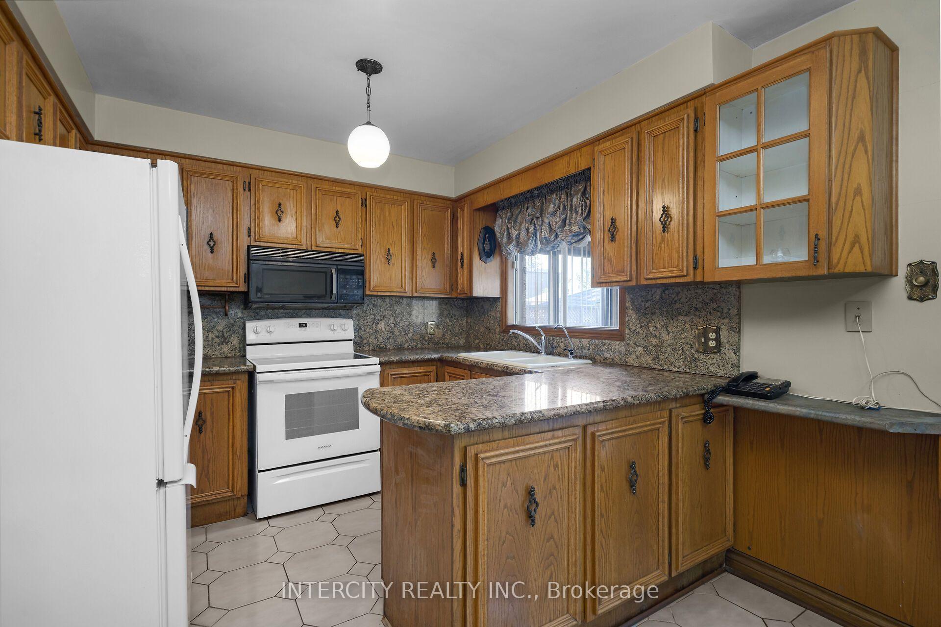 Photo 10 of 72 Chiswick Avenue, North York, Brookhaven-Amesbury — HOMEH