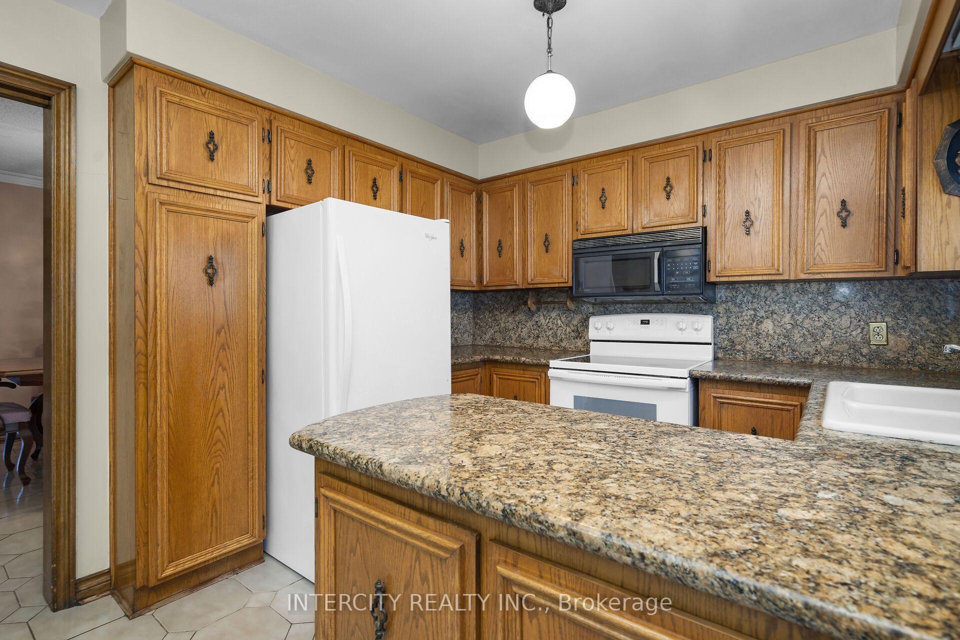 Photo 11 of 72 Chiswick Avenue, North York, Brookhaven-Amesbury — HOMEH