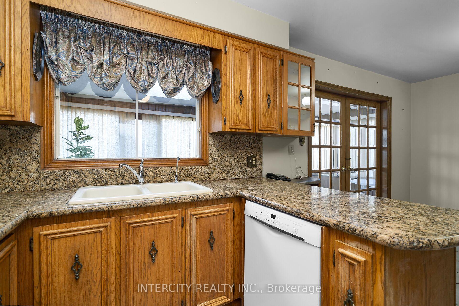 Photo 12 of 72 Chiswick Avenue, North York, Brookhaven-Amesbury — HOMEH