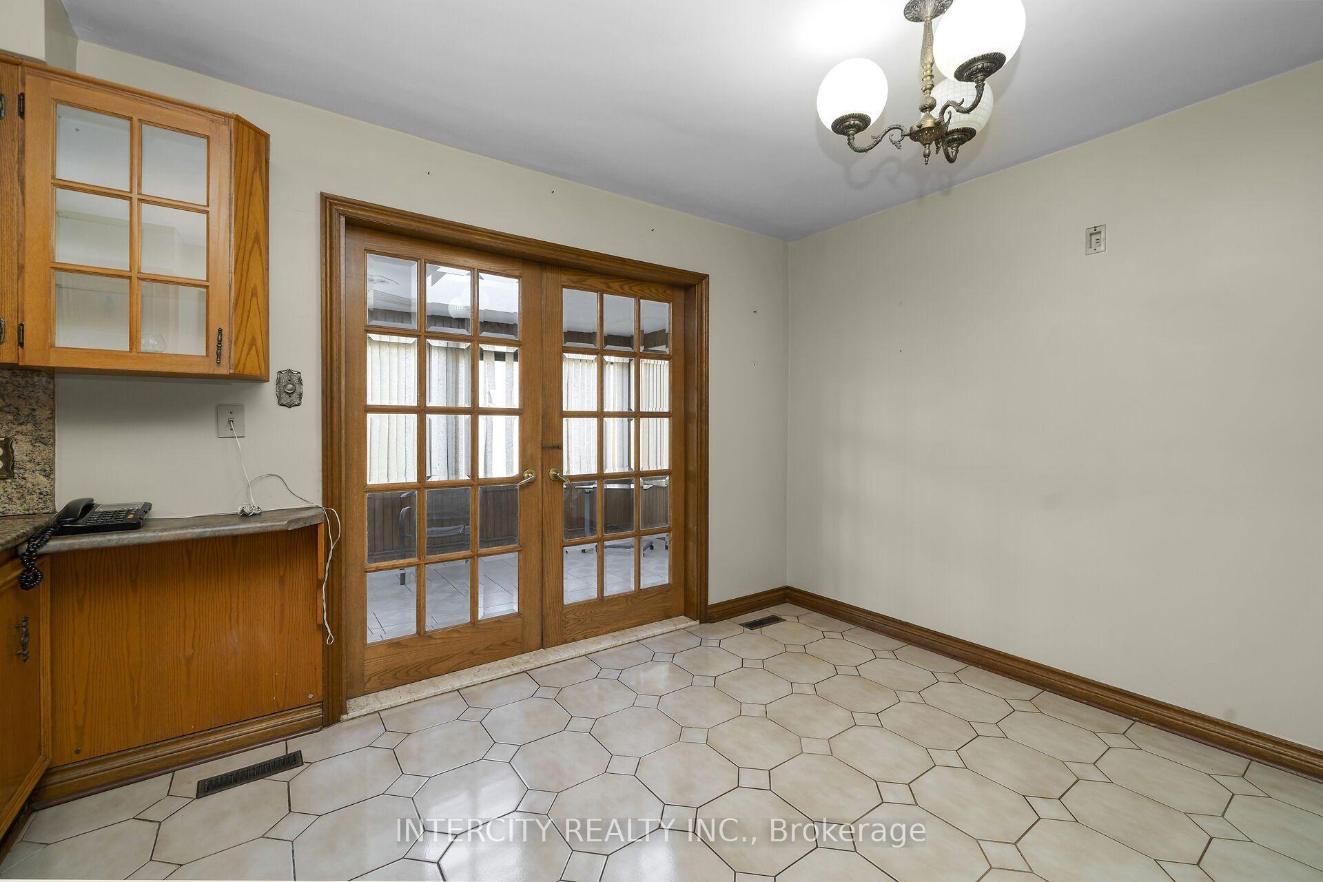 Photo 13 of 72 Chiswick Avenue, North York, Brookhaven-Amesbury — HOMEH