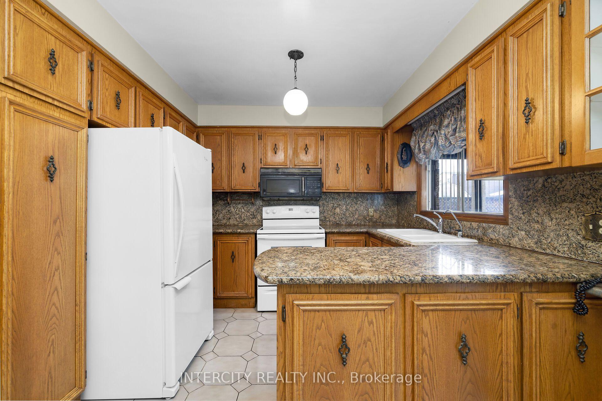 Photo 16 of 72 Chiswick Avenue, North York, Brookhaven-Amesbury — HOMEH
