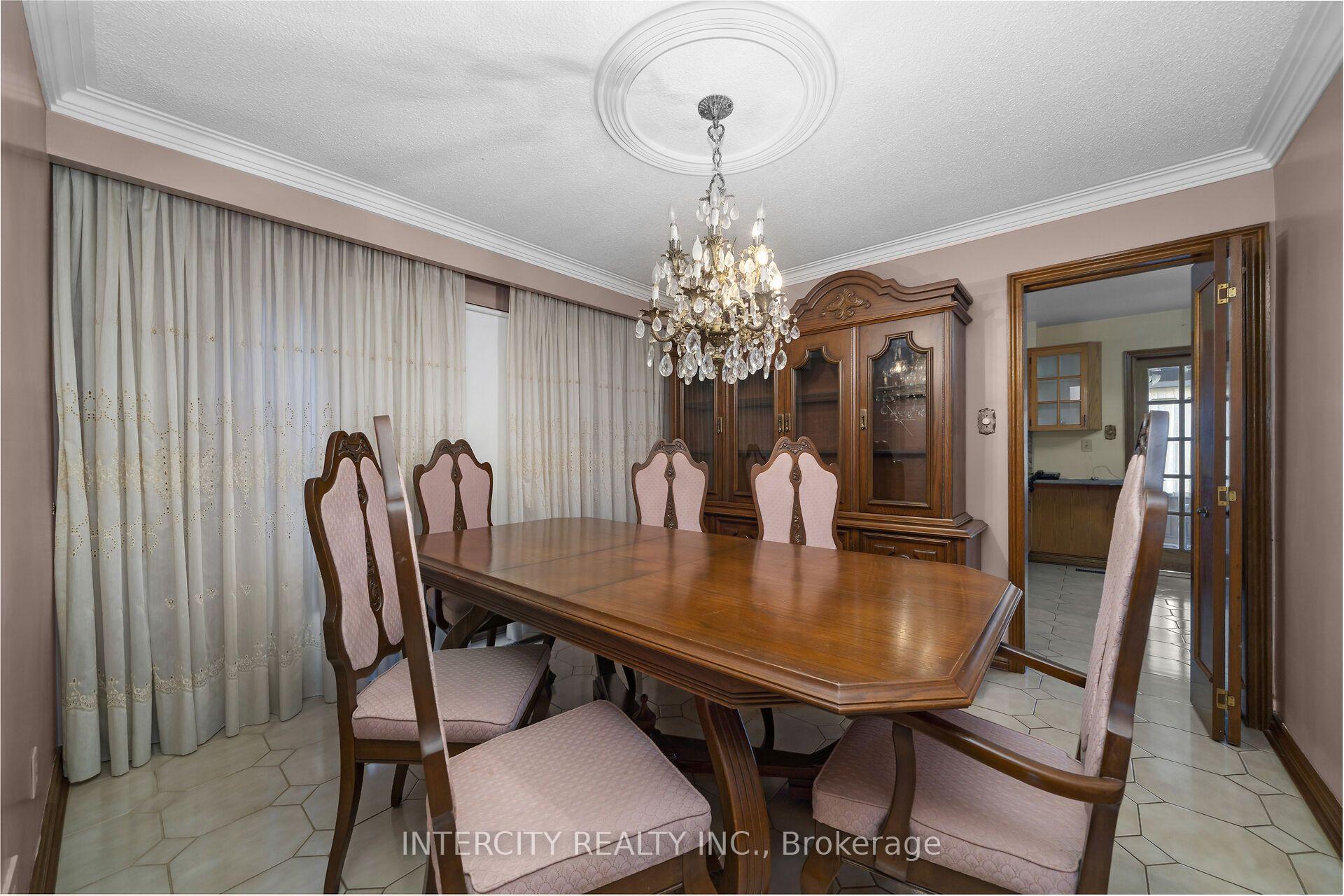 Photo 17 of 72 Chiswick Avenue, North York, Brookhaven-Amesbury — HOMEH