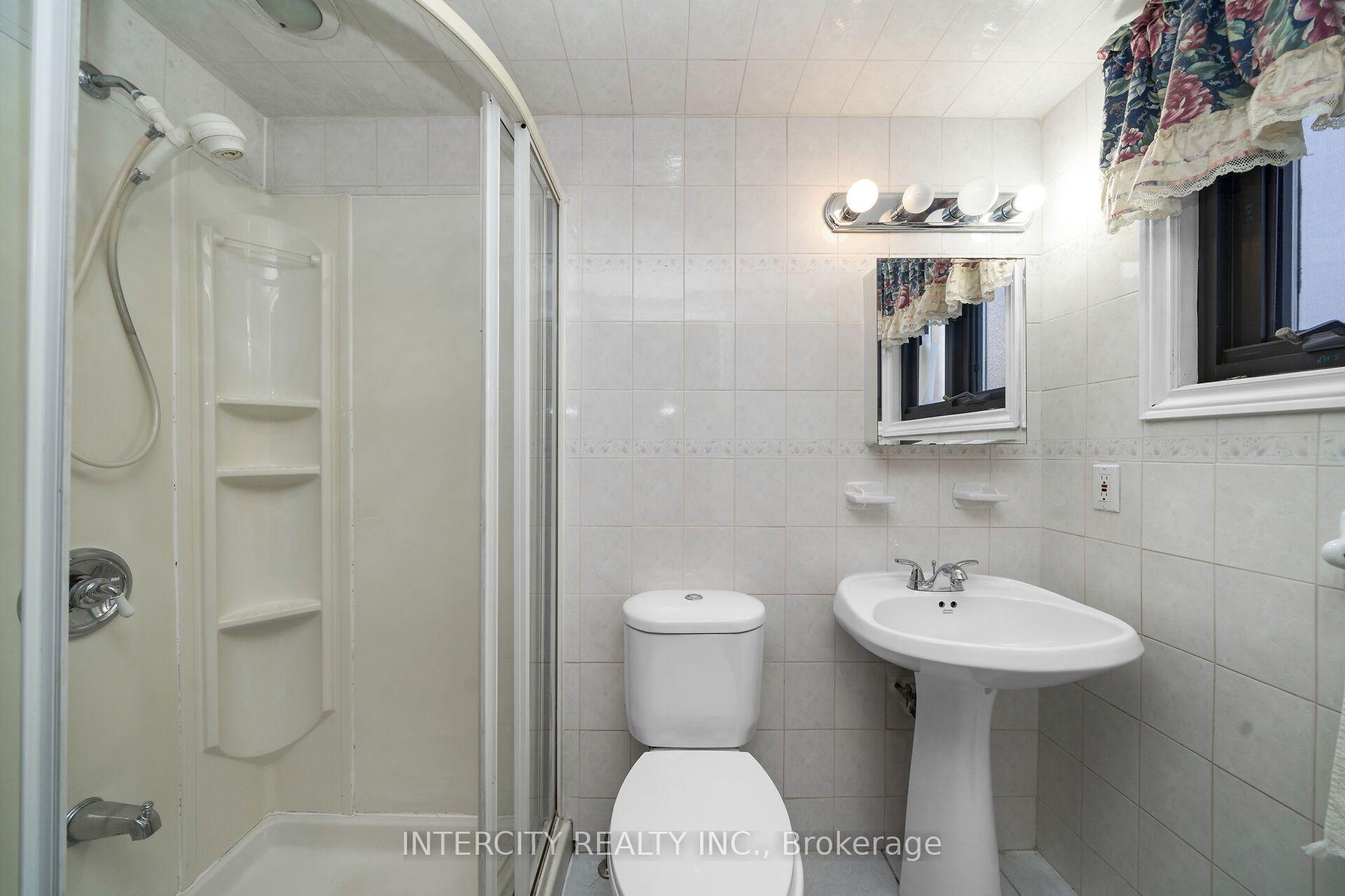 Photo 19 of 72 Chiswick Avenue, North York, Brookhaven-Amesbury — HOMEH