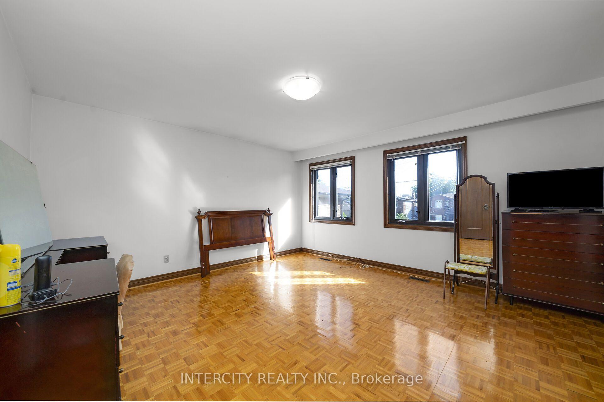 Photo 21 of 72 Chiswick Avenue, North York, Brookhaven-Amesbury — HOMEH