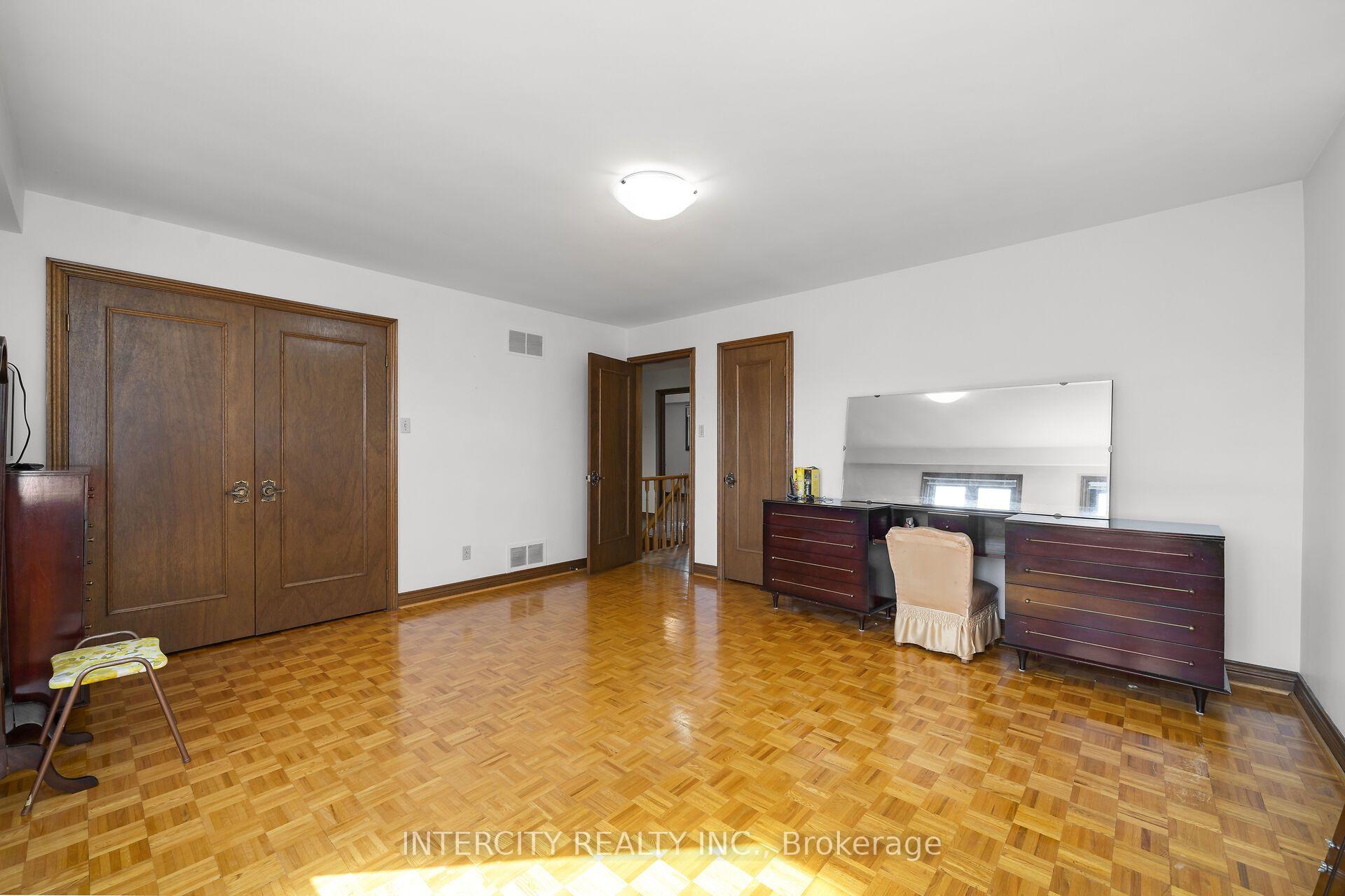 Photo 22 of 72 Chiswick Avenue, North York, Brookhaven-Amesbury — HOMEH