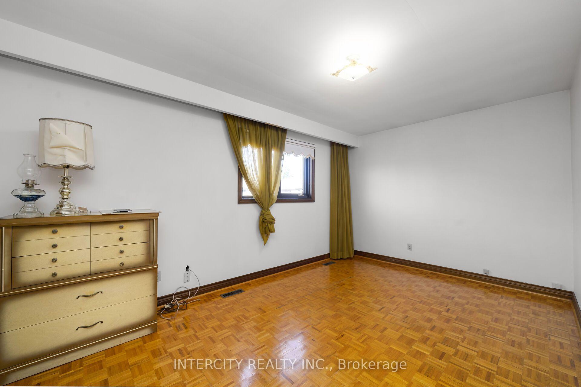 Photo 23 of 72 Chiswick Avenue, North York, Brookhaven-Amesbury — HOMEH