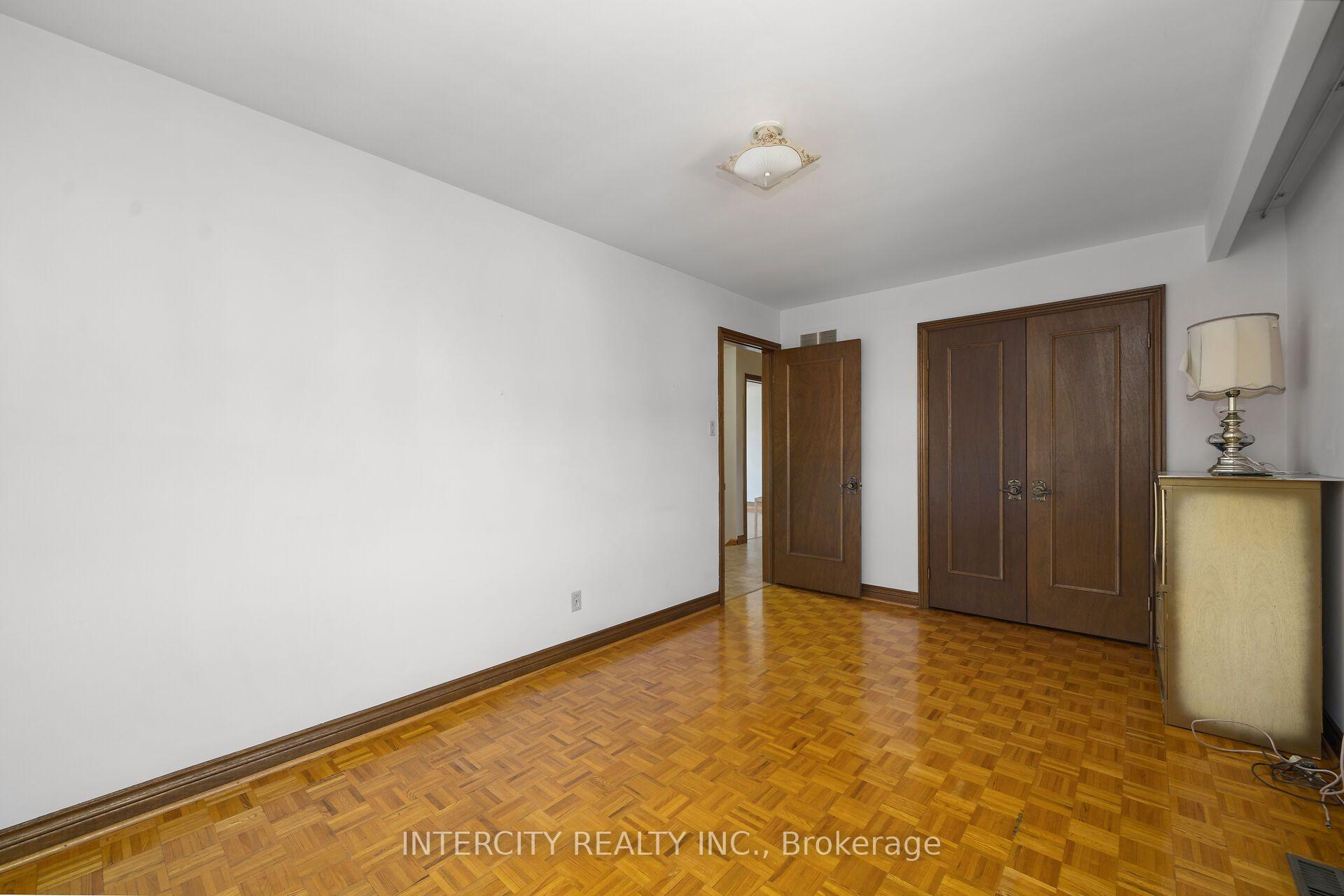 Photo 24 of 72 Chiswick Avenue, North York, Brookhaven-Amesbury — HOMEH