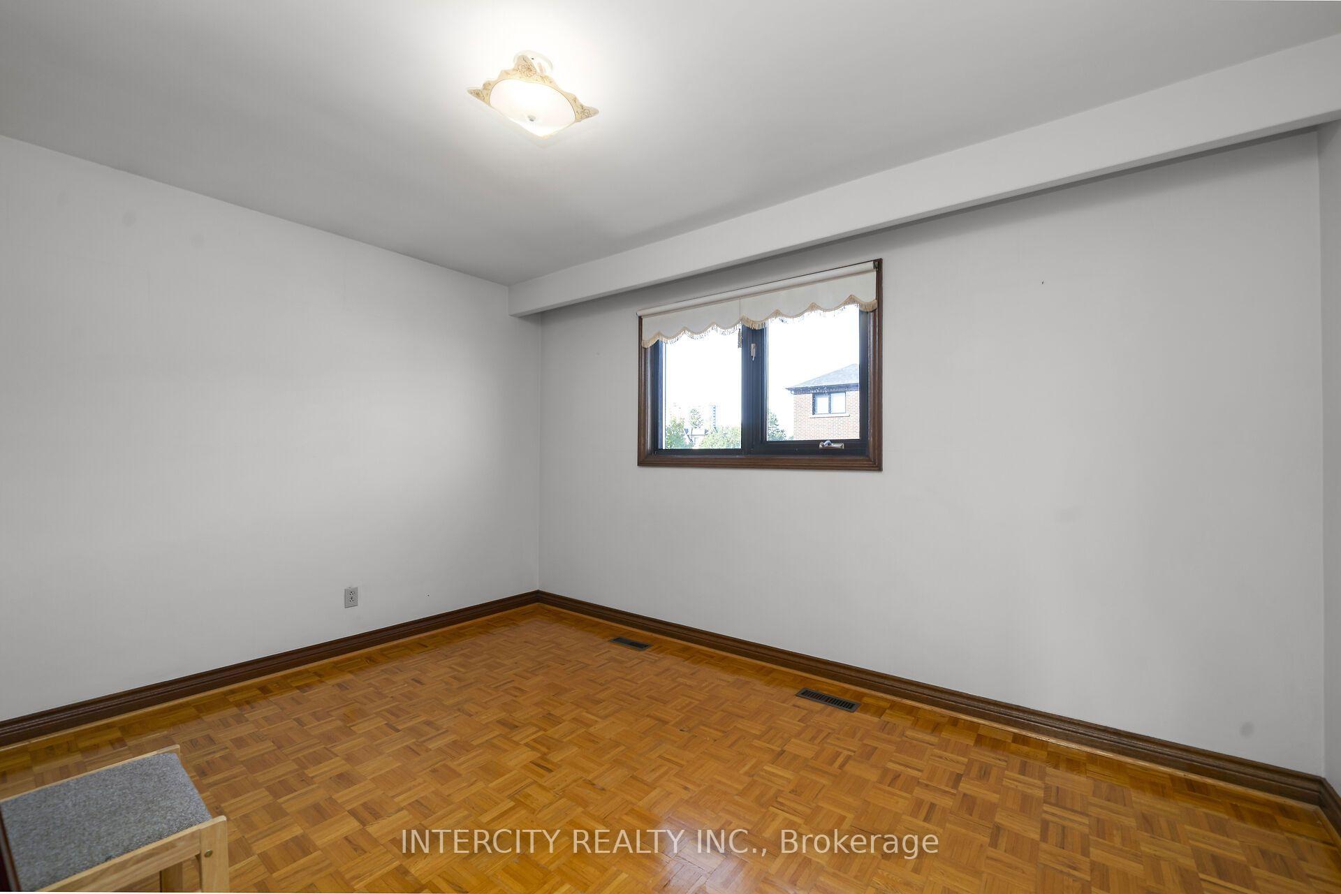 Photo 25 of 72 Chiswick Avenue, North York, Brookhaven-Amesbury — HOMEH
