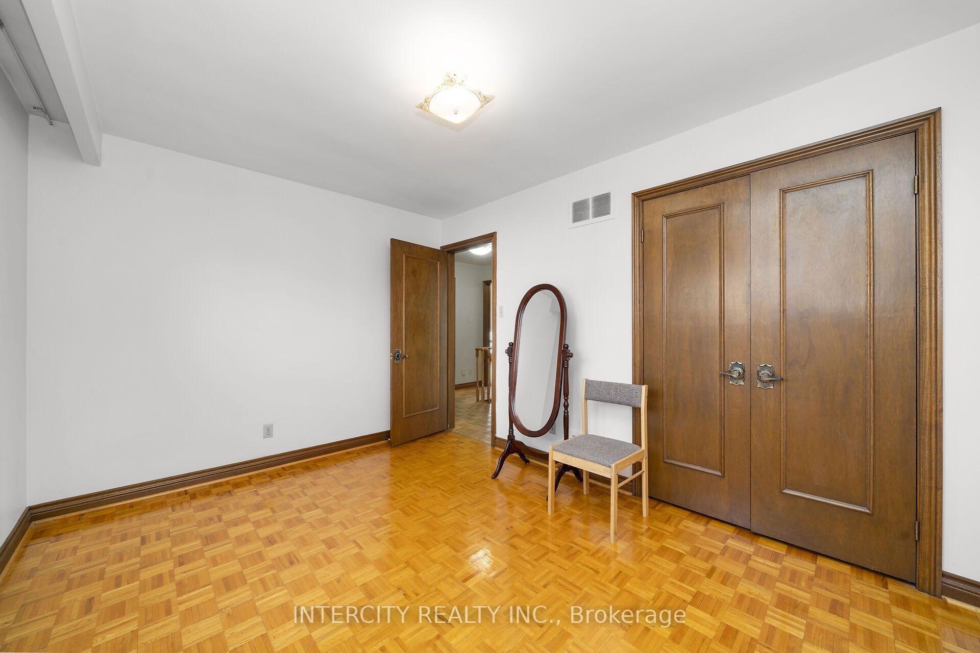 Photo 26 of 72 Chiswick Avenue, North York, Brookhaven-Amesbury — HOMEH