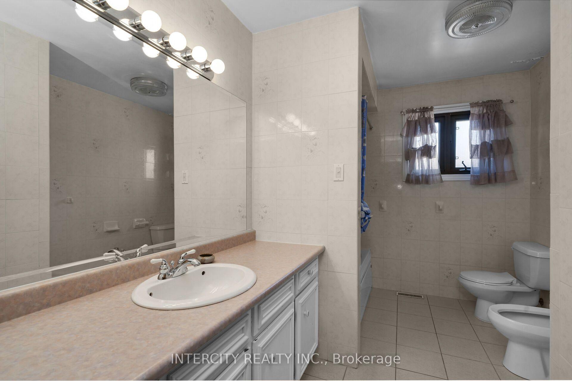 Photo 29 of 72 Chiswick Avenue, North York, Brookhaven-Amesbury — HOMEH