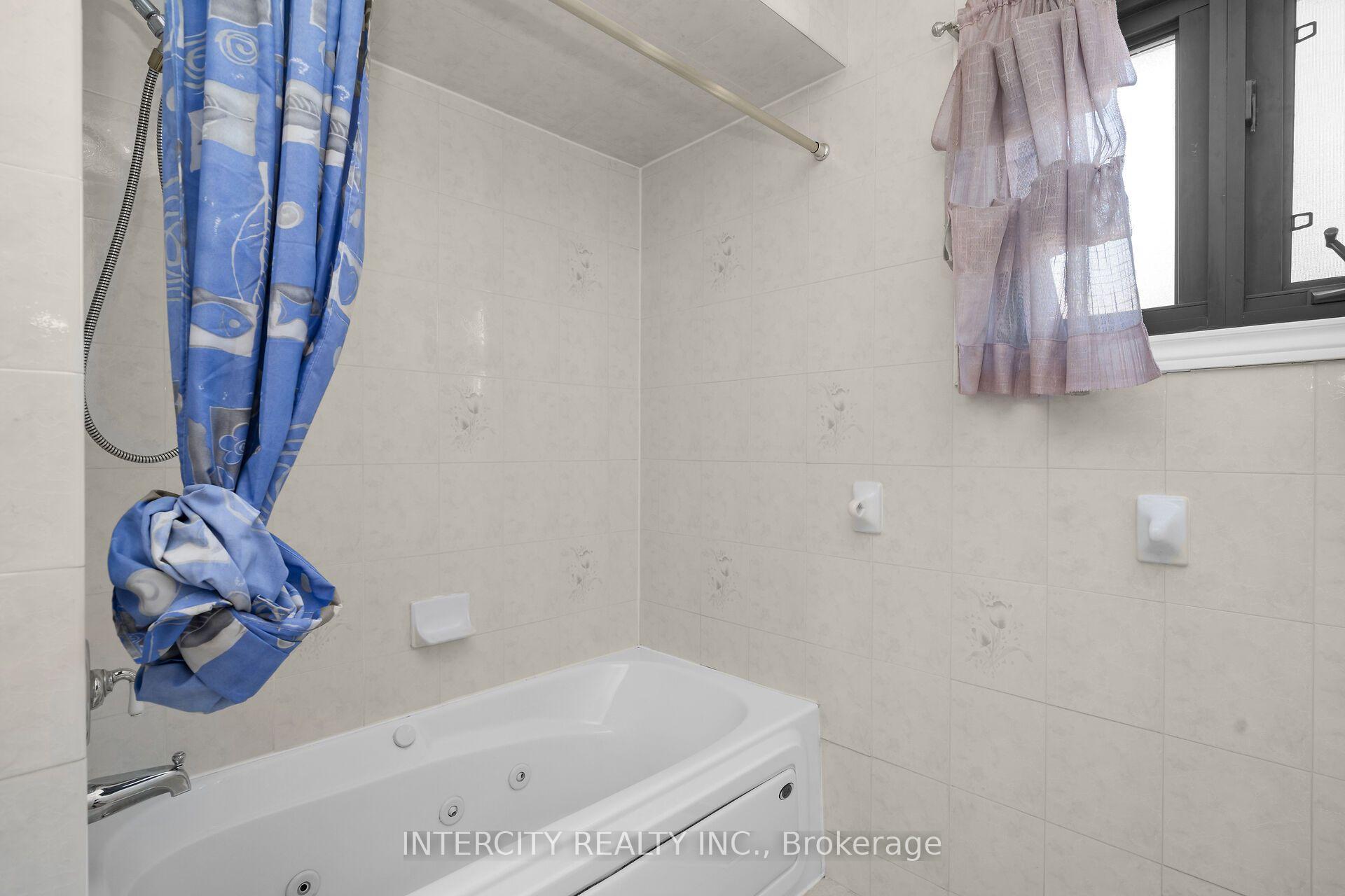 Photo 30 of 72 Chiswick Avenue, North York, Brookhaven-Amesbury — HOMEH