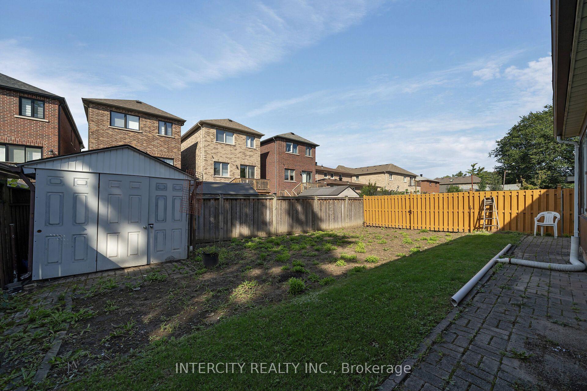 Photo 38 of 72 Chiswick Avenue, North York, Brookhaven-Amesbury — HOMEH