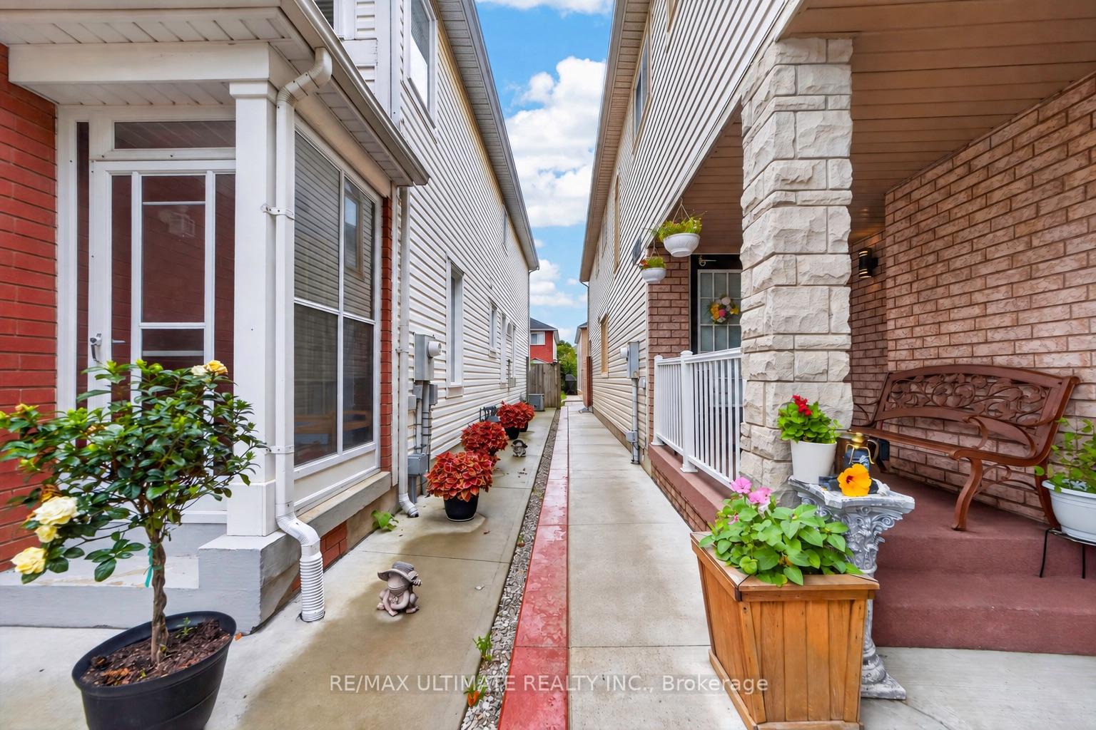 Photo 3 of 82 Yellow Brick Road, Brampton, Brampton North — HOMEH