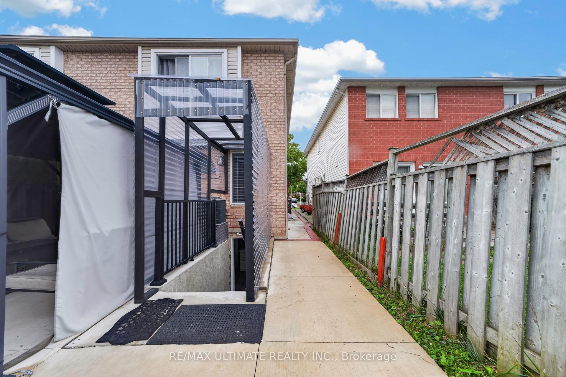 Photo 4 of 82 Yellow Brick Road, Brampton, Brampton North — HOMEH