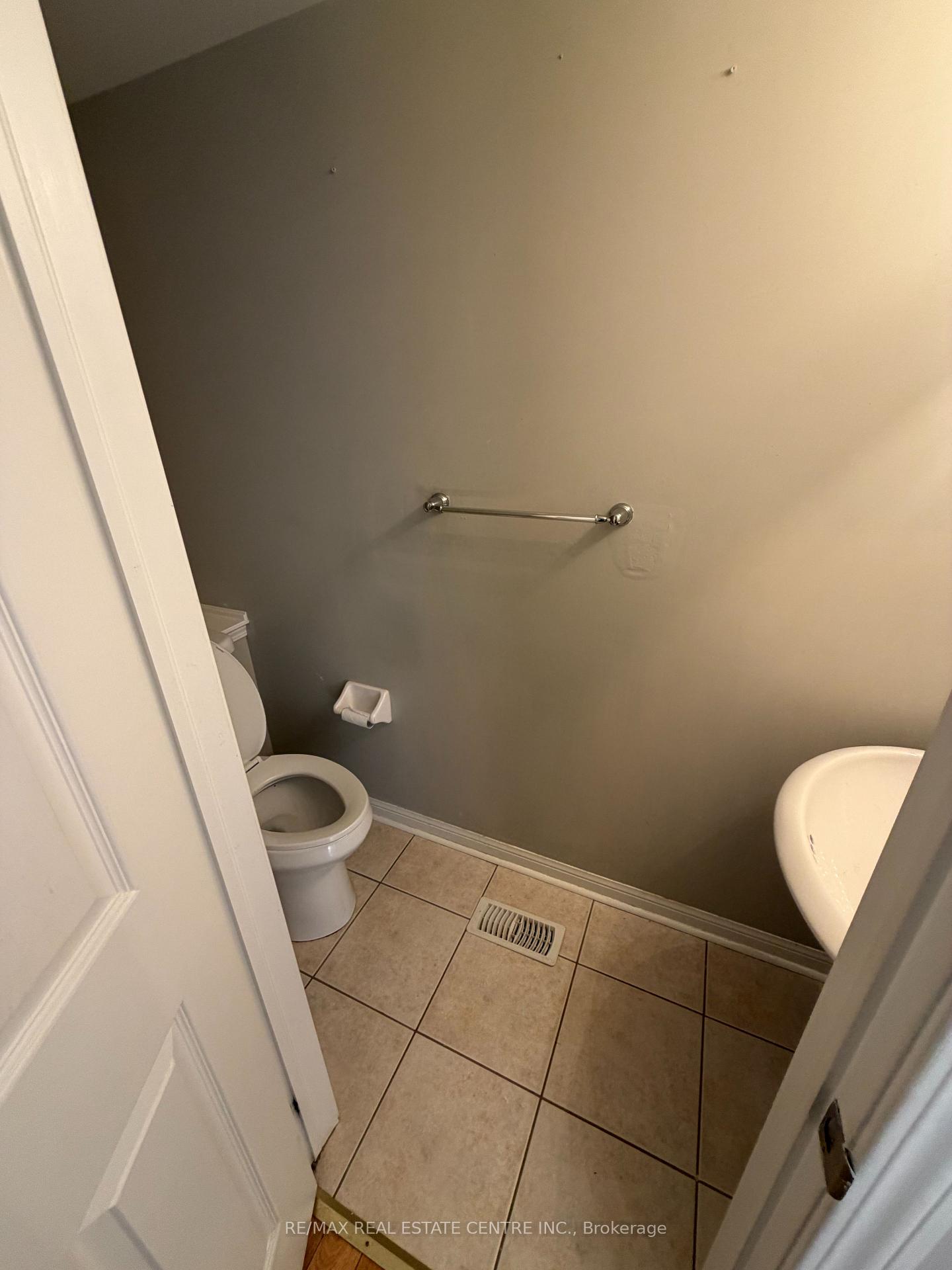 Photo 5 of Unit Upper, 17 Millcar Drive, Scarborough, Rouge — HOMEH