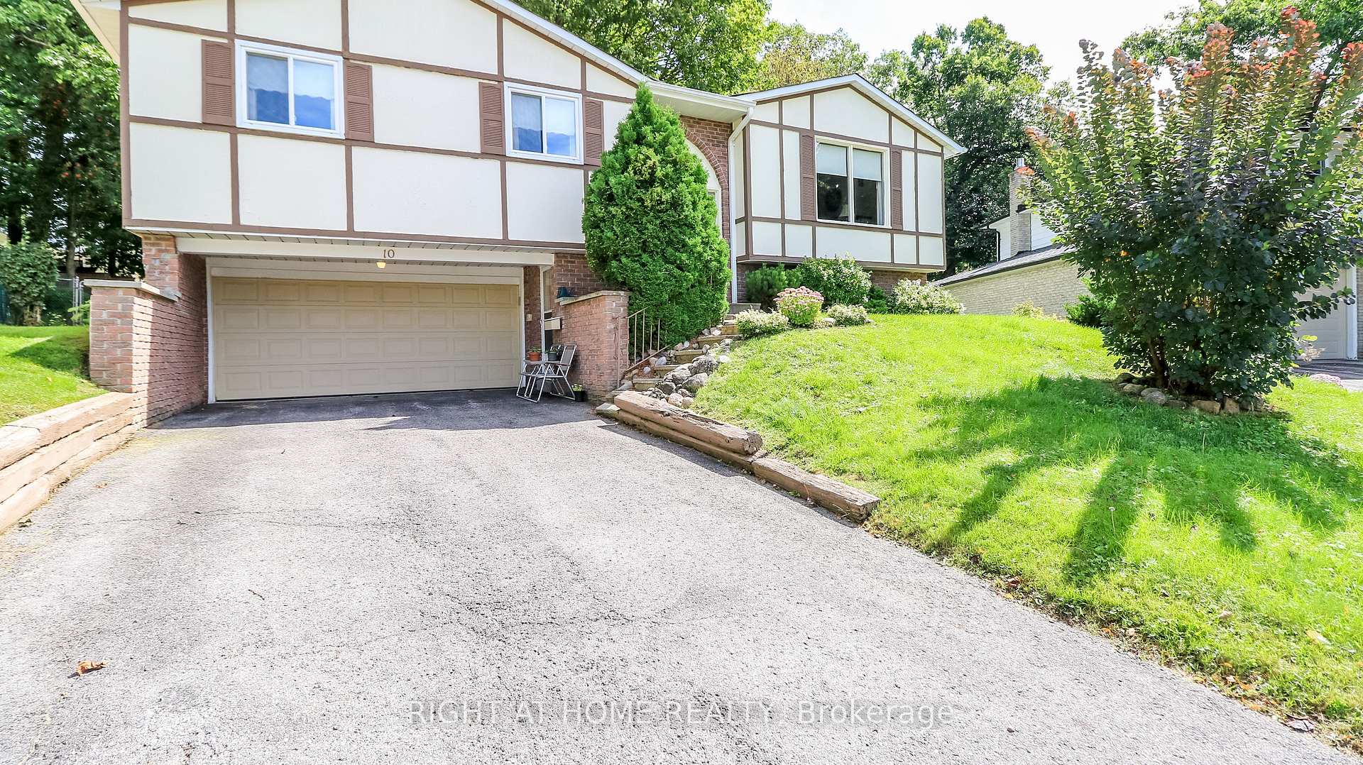 Photo 2 of 10 Campfire Court, Barrie, North Shore — HOMEH