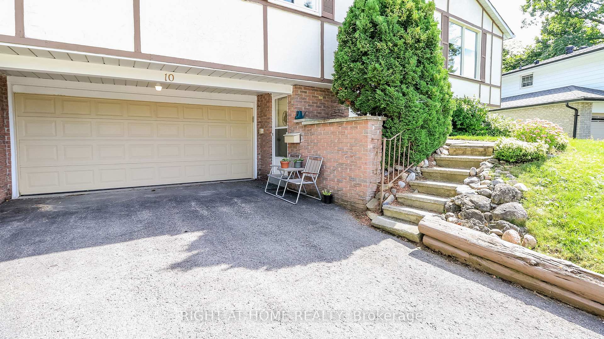 Photo 5 of 10 Campfire Court, Barrie, North Shore — HOMEH