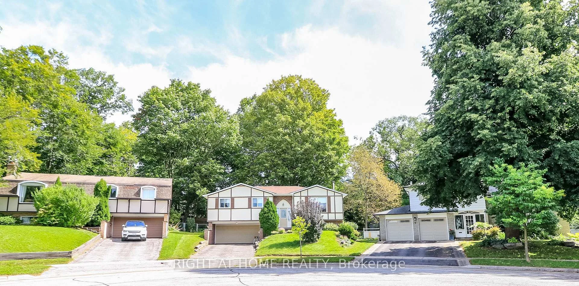 Photo 4 of 10 Campfire Court, Barrie, North Shore — HOMEH