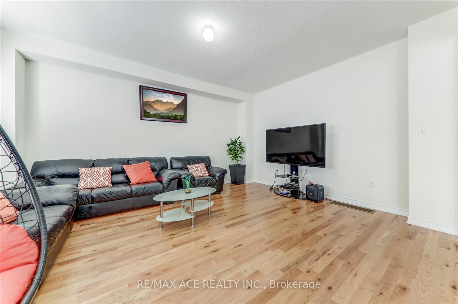 Photo 11 of 1152 Skyridge Boulevard, Pickering, Rural Pickering — HOMEH
