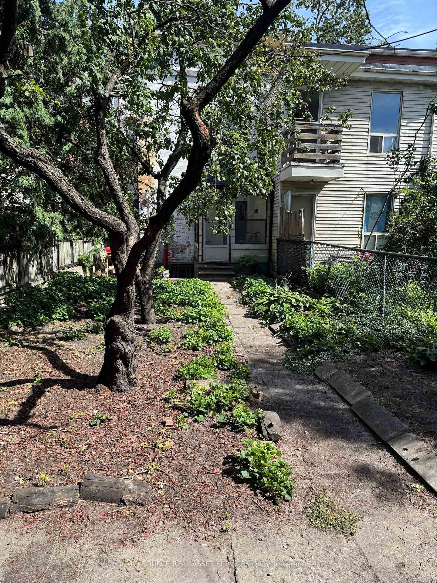 Photo 9 of Unit Main Floor, 52 Grove Avenue, Toronto, Trinity-Bellwoods — HOMEH