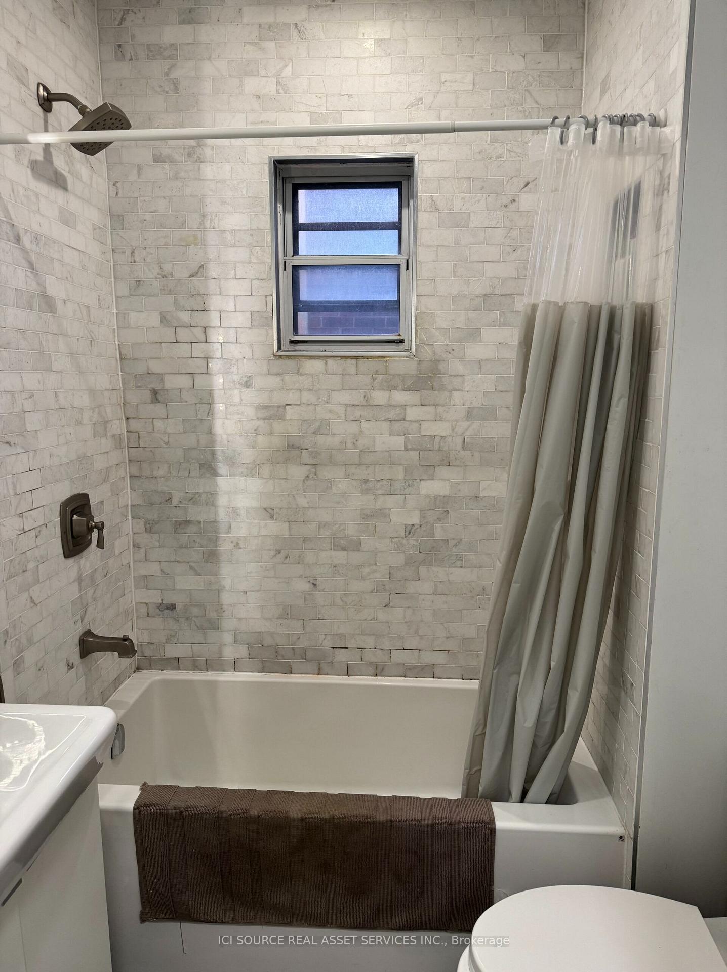 Photo 11 of Unit Main Floor, 52 Grove Avenue, Toronto, Trinity-Bellwoods — HOMEH