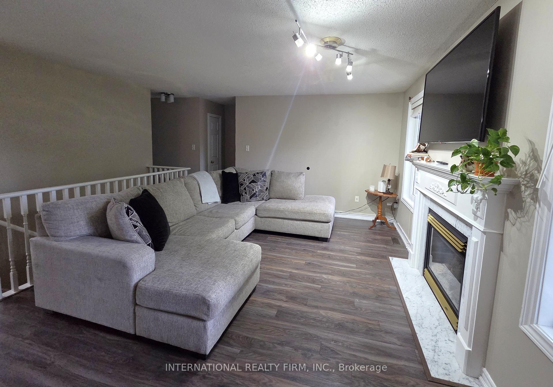 Photo 9 of 132 Esther Drive, Barrie, Painswick South — HOMEH