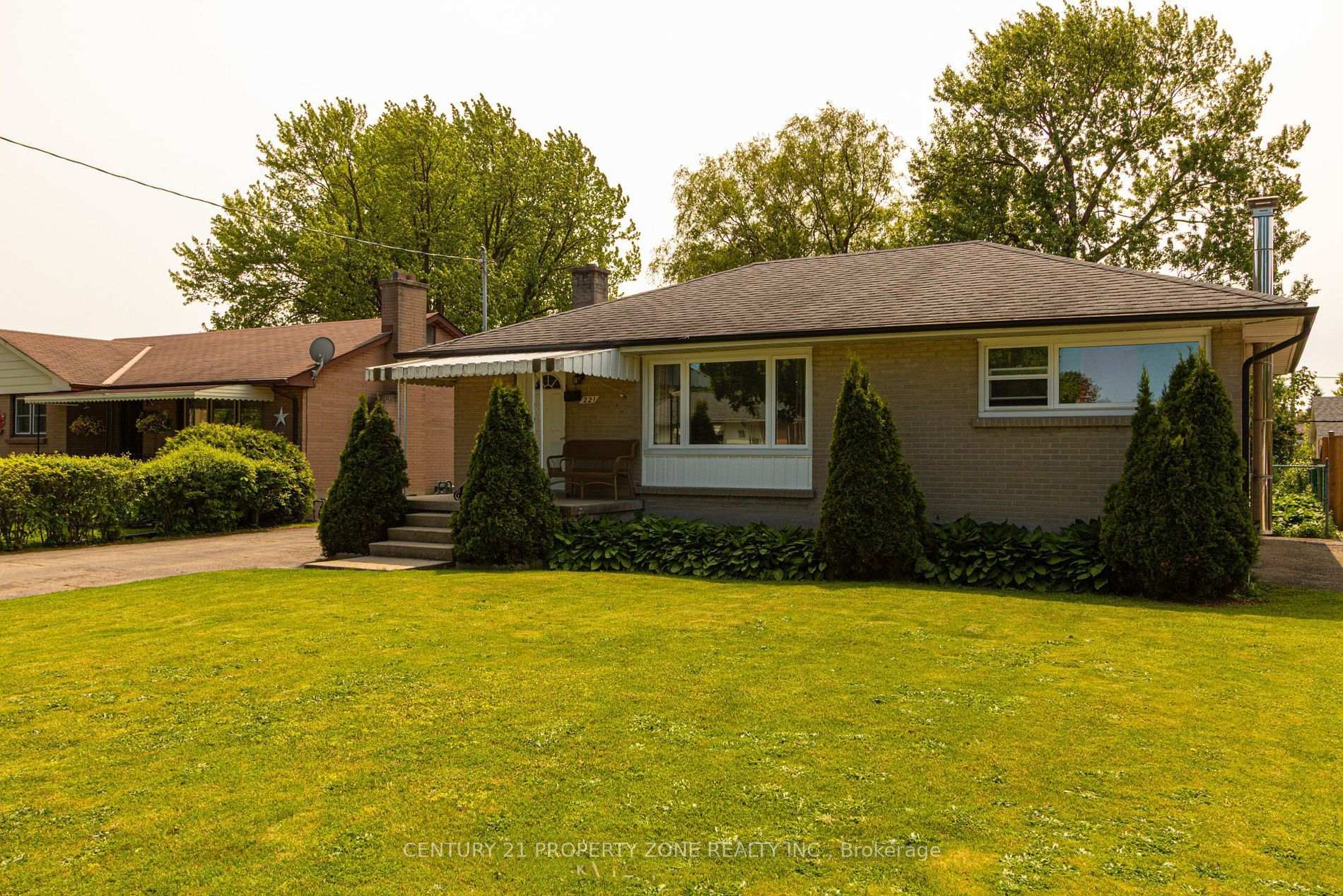 Photo 2 of 221 Starlight Avenue, London, East H — HOMEH