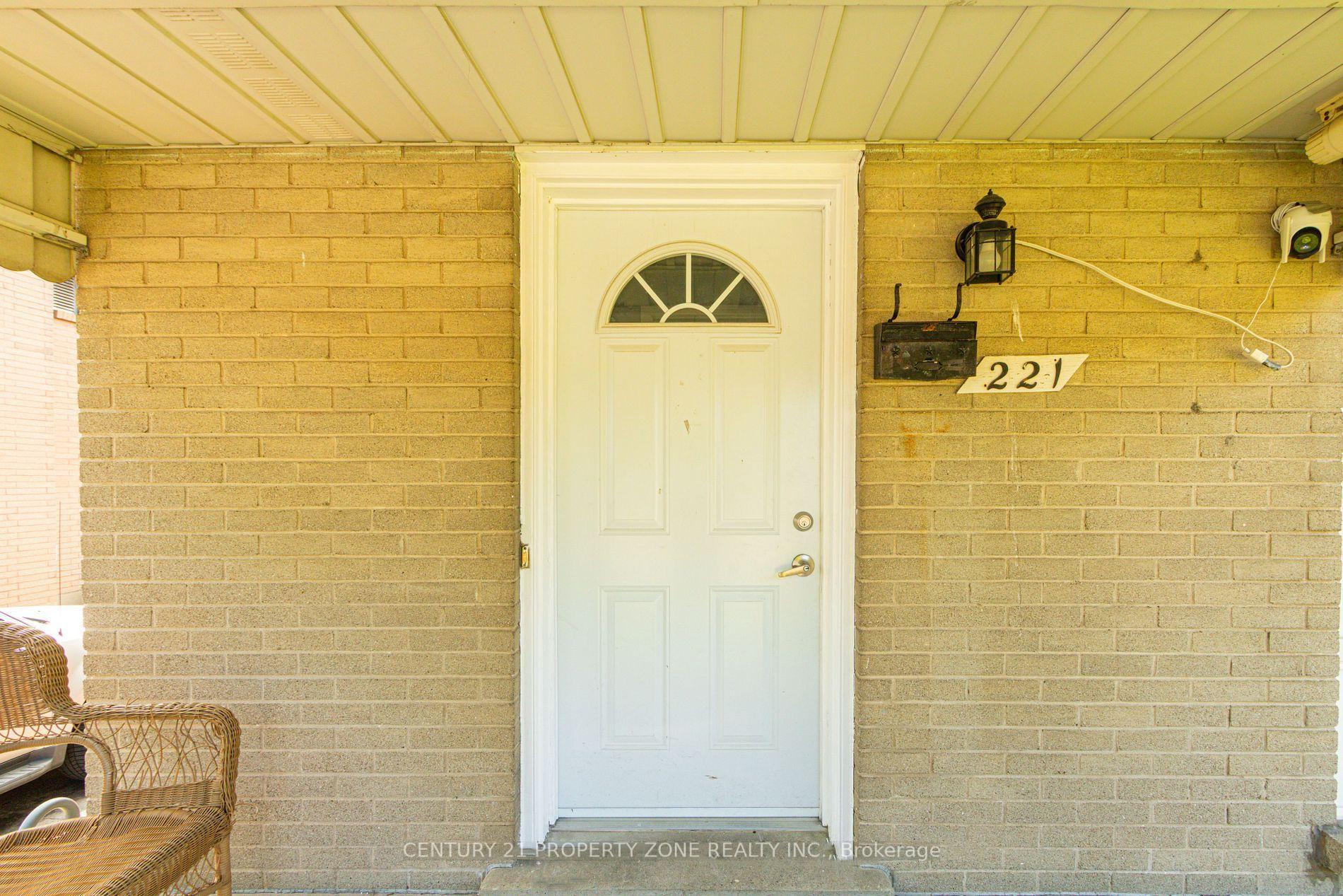 Photo 4 of 221 Starlight Avenue, London, East H — HOMEH