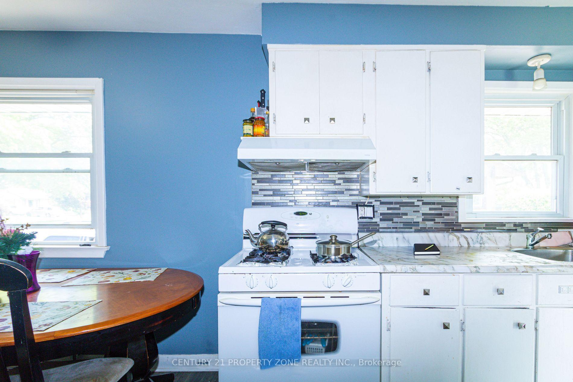 Photo 10 of 221 Starlight Avenue, London, East H — HOMEH