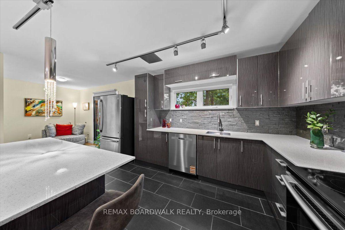 Photo 11 of 154 Duford Street, Ottawa, Vanier — HOMEH