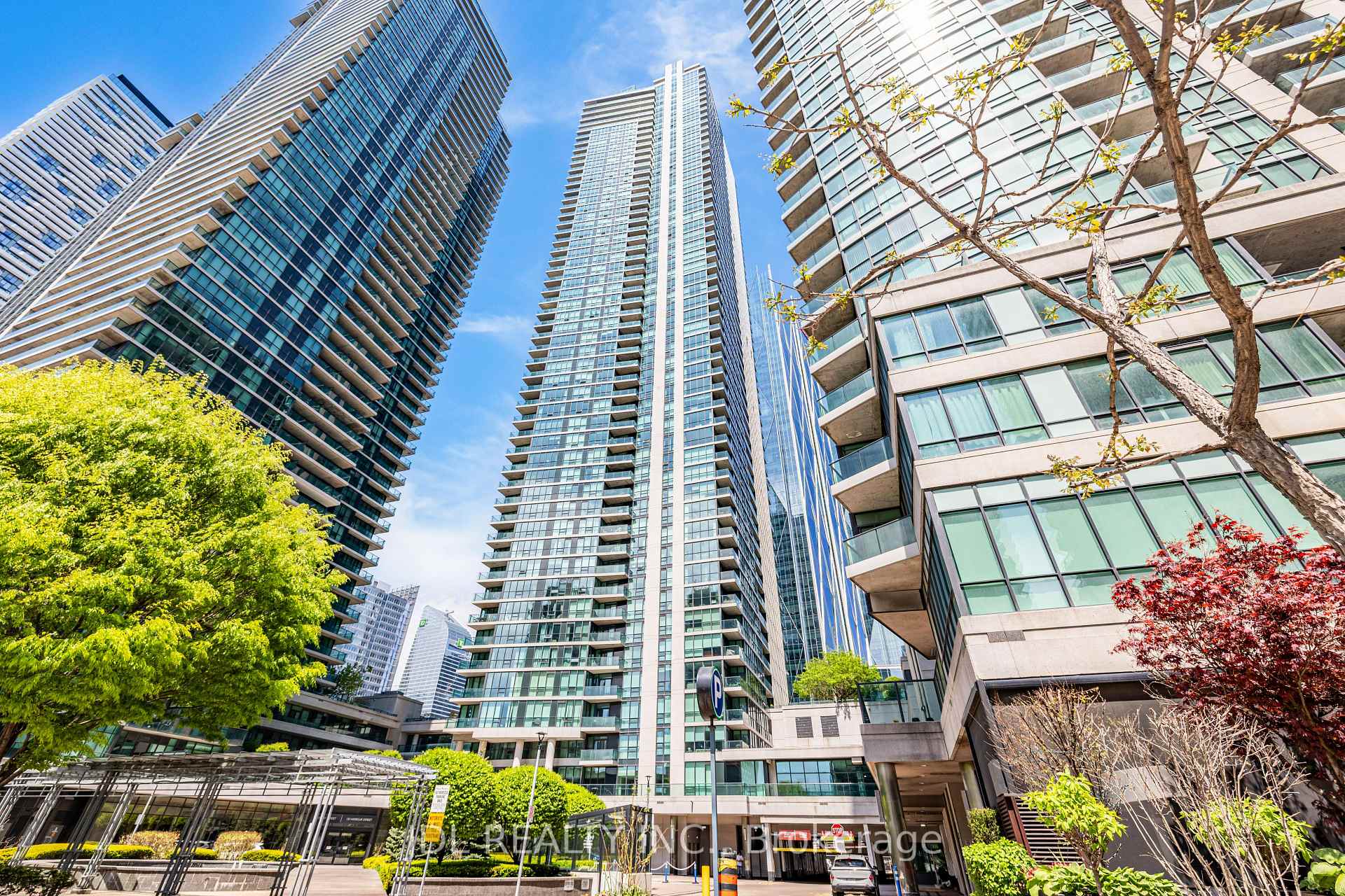 Photo 4 of Unit 4006, 16 Harbour Street, Toronto, Waterfront Communities — HOMEH