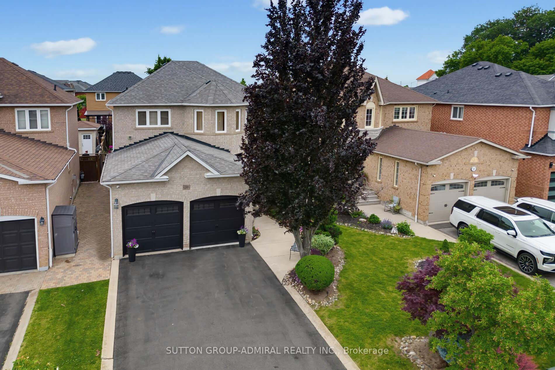 Photo 2 of 27 Pine Hollow Crescent, Vaughan, Maple — HOMEH