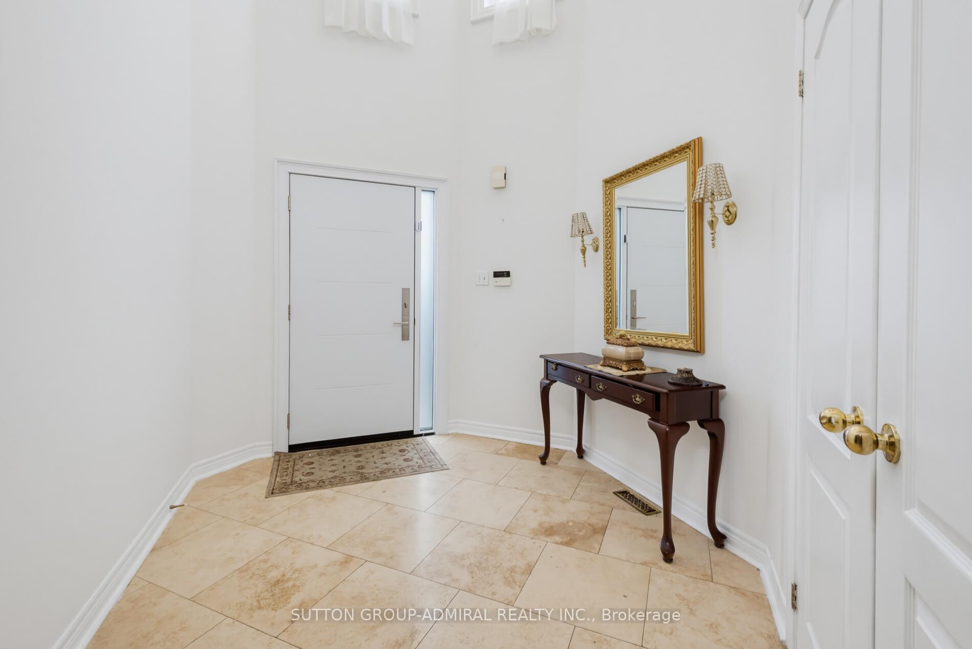 Photo 4 of 27 Pine Hollow Crescent, Vaughan, Maple — HOMEH