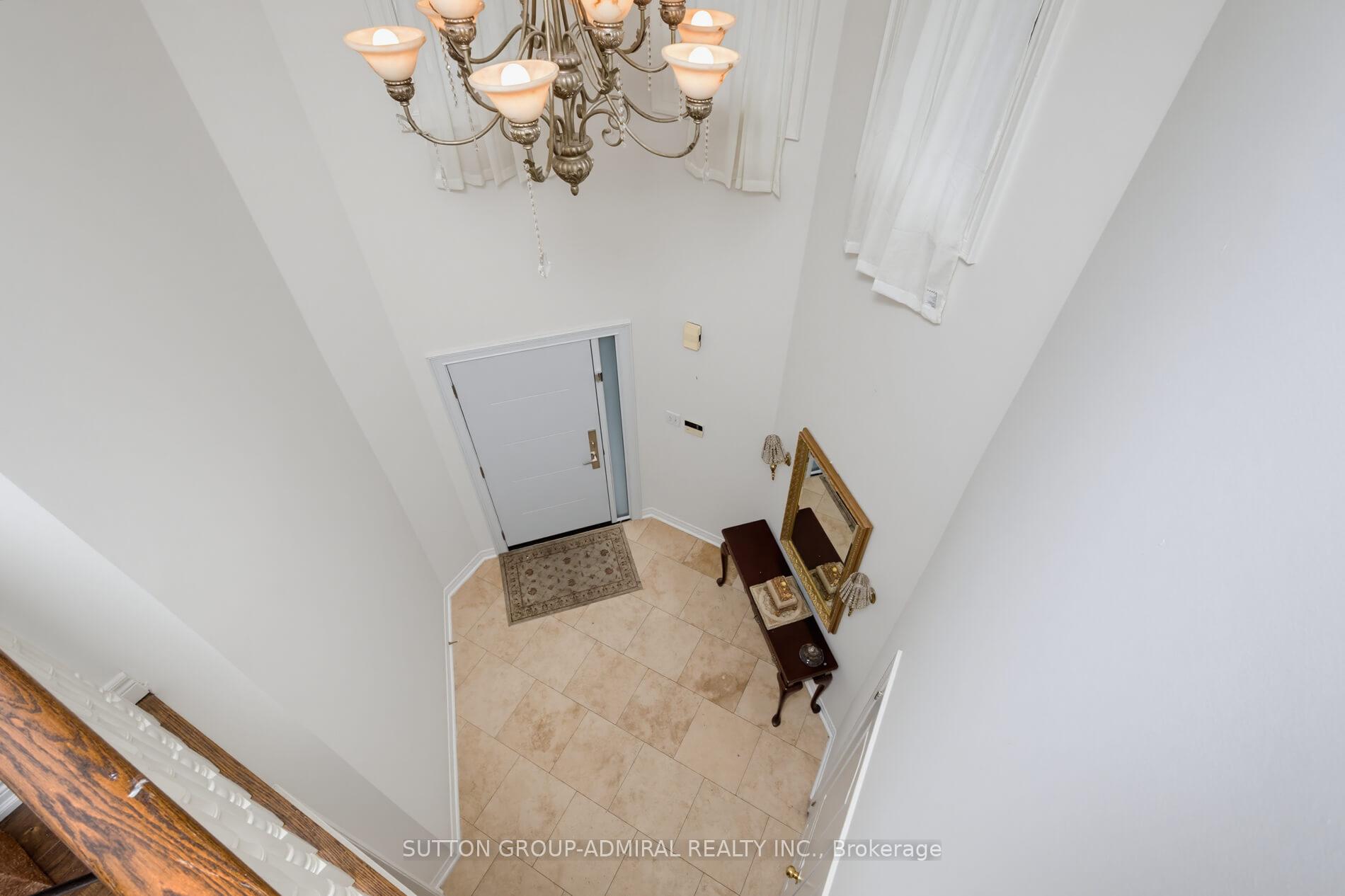Photo 5 of 27 Pine Hollow Crescent, Vaughan, Maple — HOMEH