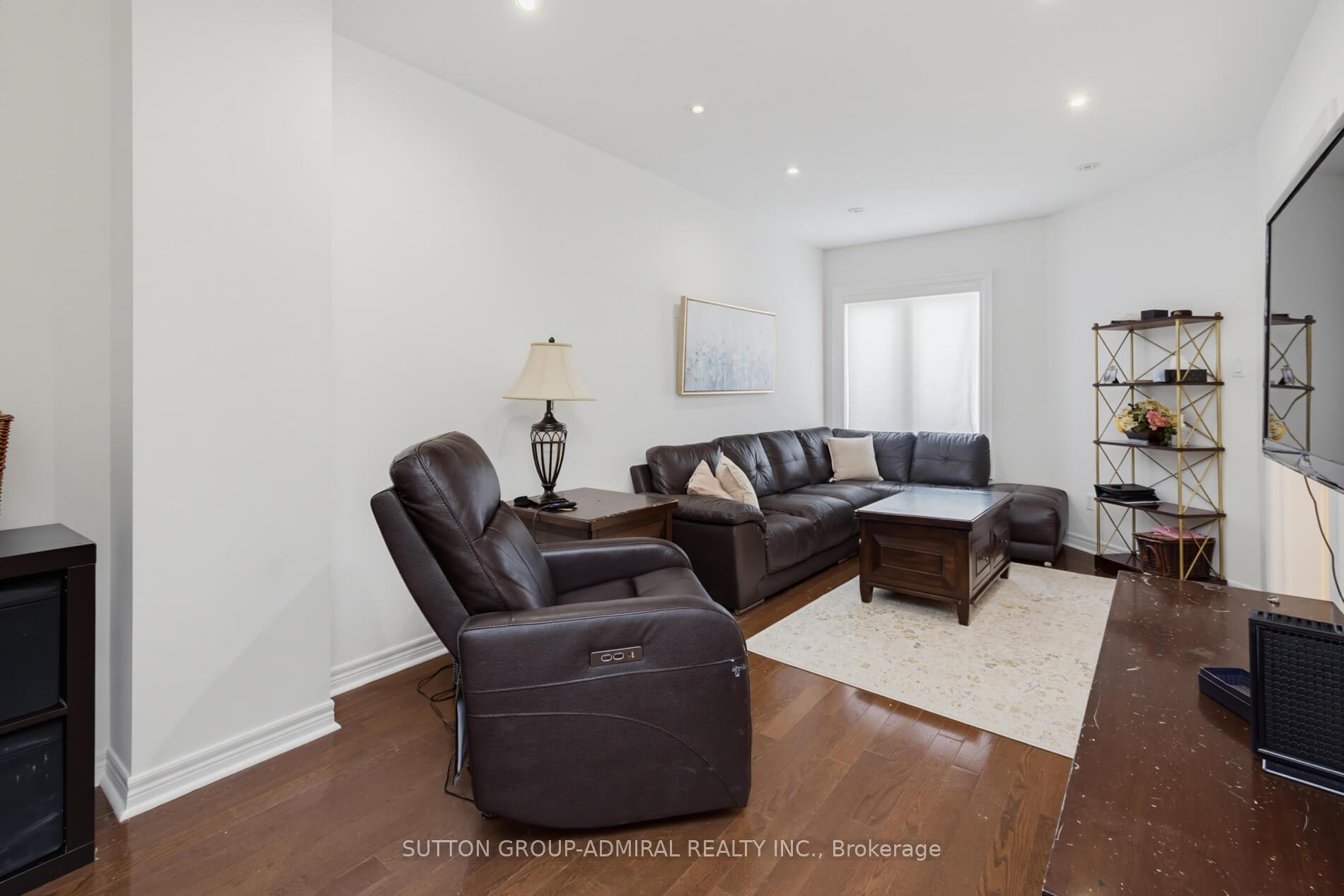Photo 6 of 27 Pine Hollow Crescent, Vaughan, Maple — HOMEH