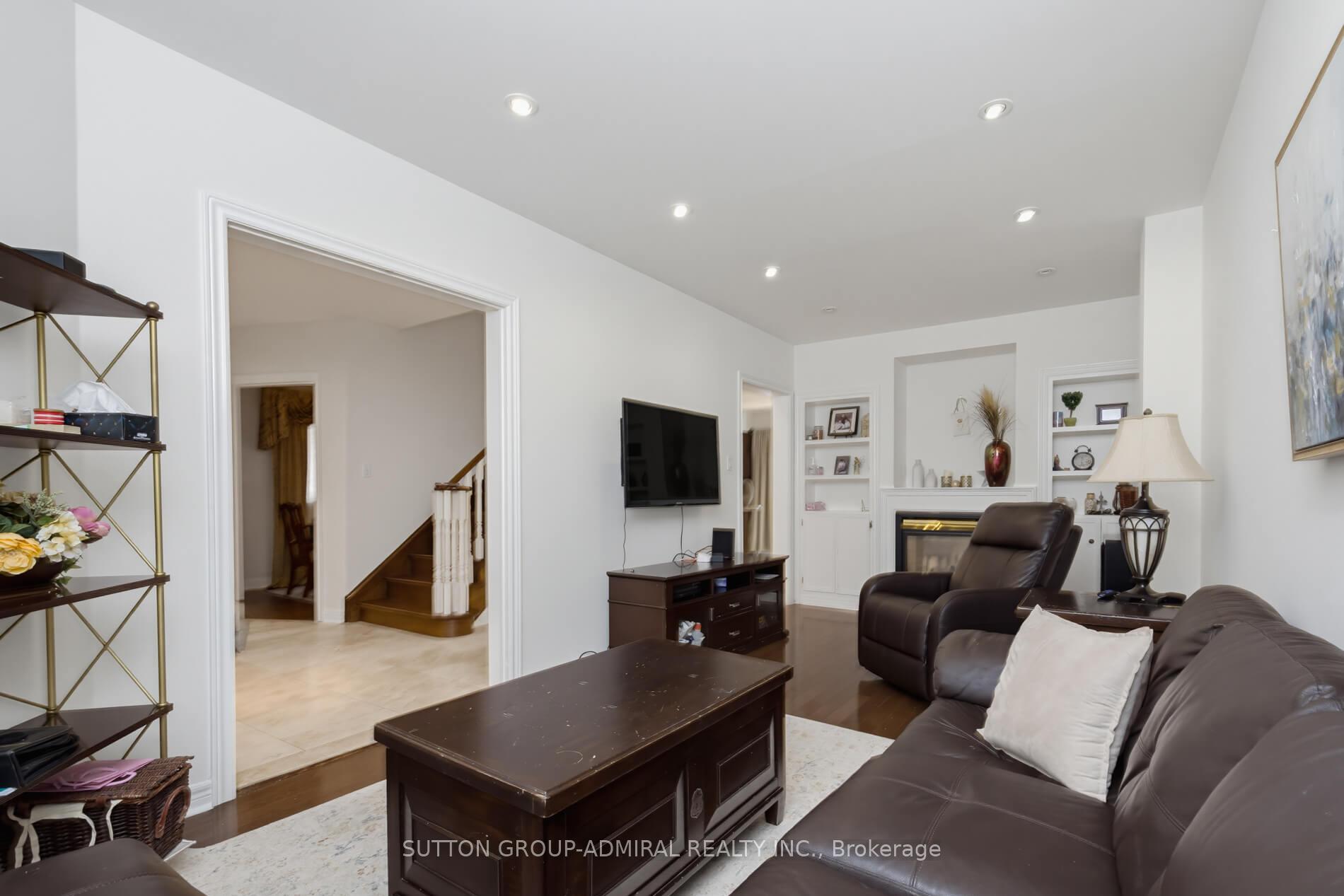 Photo 7 of 27 Pine Hollow Crescent, Vaughan, Maple — HOMEH