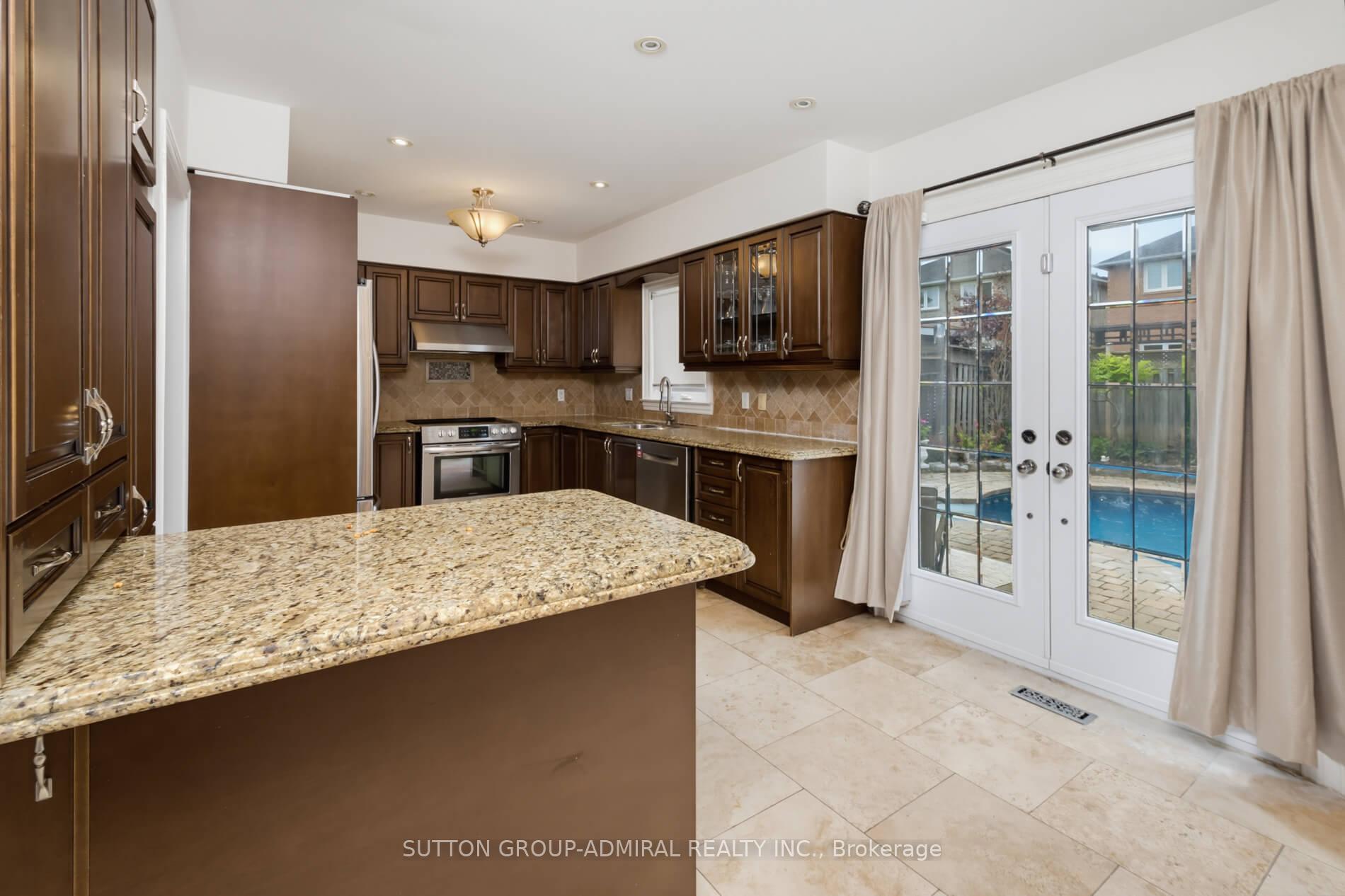 Photo 11 of 27 Pine Hollow Crescent, Vaughan, Maple — HOMEH