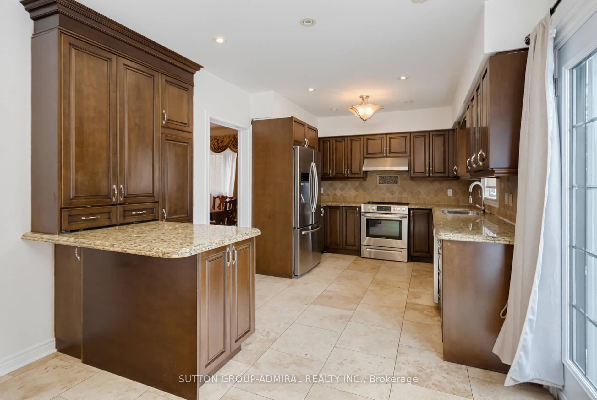 Photo 12 of 27 Pine Hollow Crescent, Vaughan, Maple — HOMEH