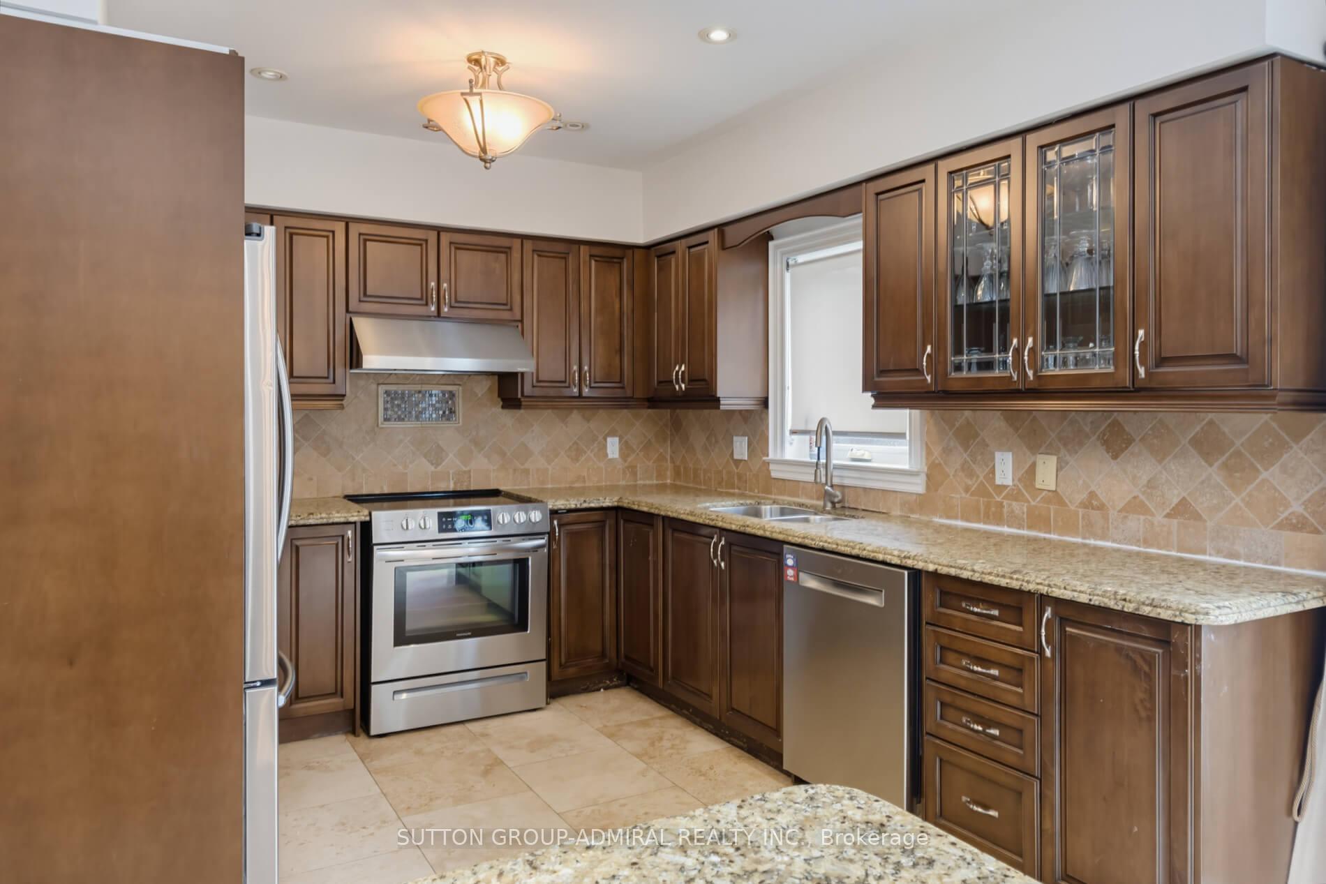 Photo 13 of 27 Pine Hollow Crescent, Vaughan, Maple — HOMEH